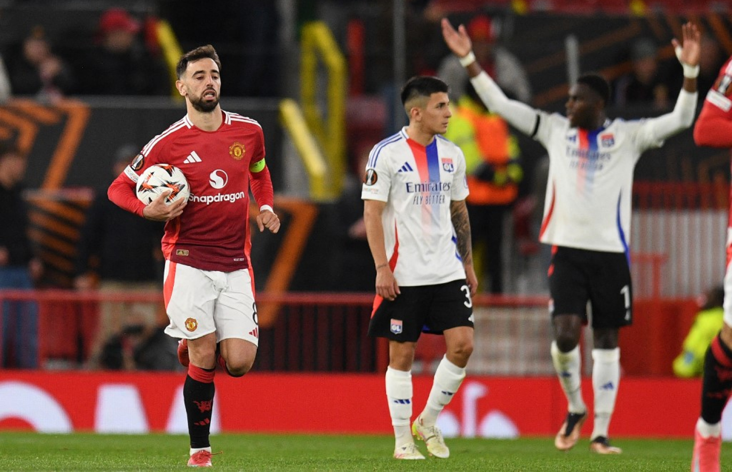 ފެނާންޑޭޒް، ޔުނައިޓެޑަށް ލިބުނު ޕެނަލްޓީ ކާމިޔާބު ކުރުމަށް ފަހު.-- ފޮޓޯ: އޭއެފްޕީ