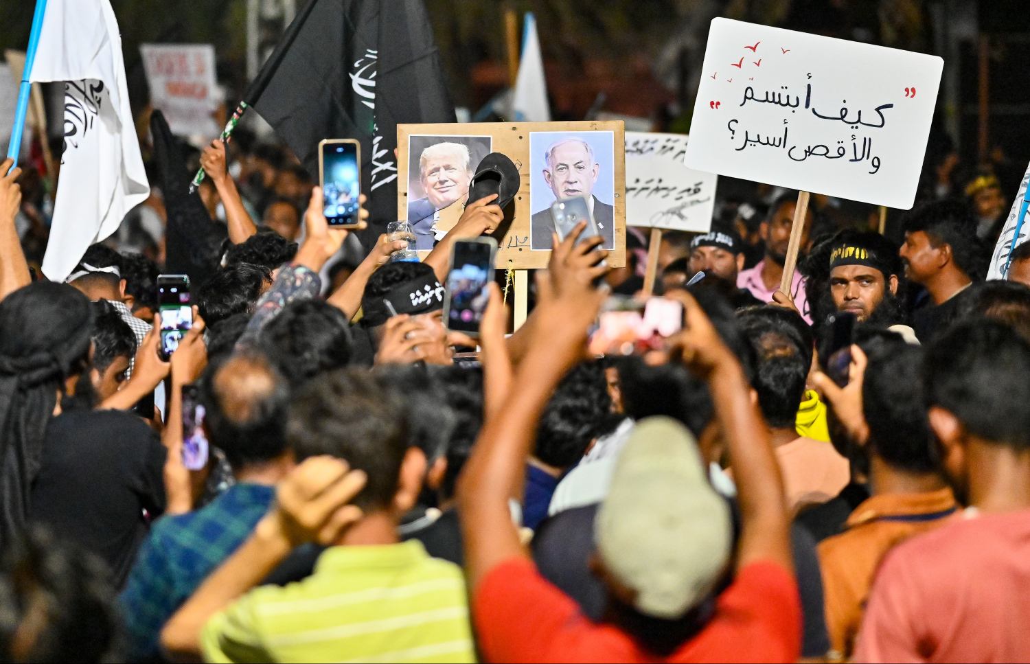 "އުންމަތް ފަލަސްތީނާ އެކު" ނަމުގައި މާލޭގައި ބޭއްވި ބޮޑު ހިނގާލުމަށް ފަހު އާޓިފިޝަލް ބީޗުގައި ބޭއްވި ހަރަކާތުގައި ބަޔަކު އެމެރިކާ ރައީސް އާ އިޒްރާއީލްގެ ބޮޑުވަޒީރުގެ ފޮޓޯގައި ފައިވާނުން ތަޅަނީ -- ފޮޓޯ: ފަޔާޒު މޫސާ \ މިހާރު