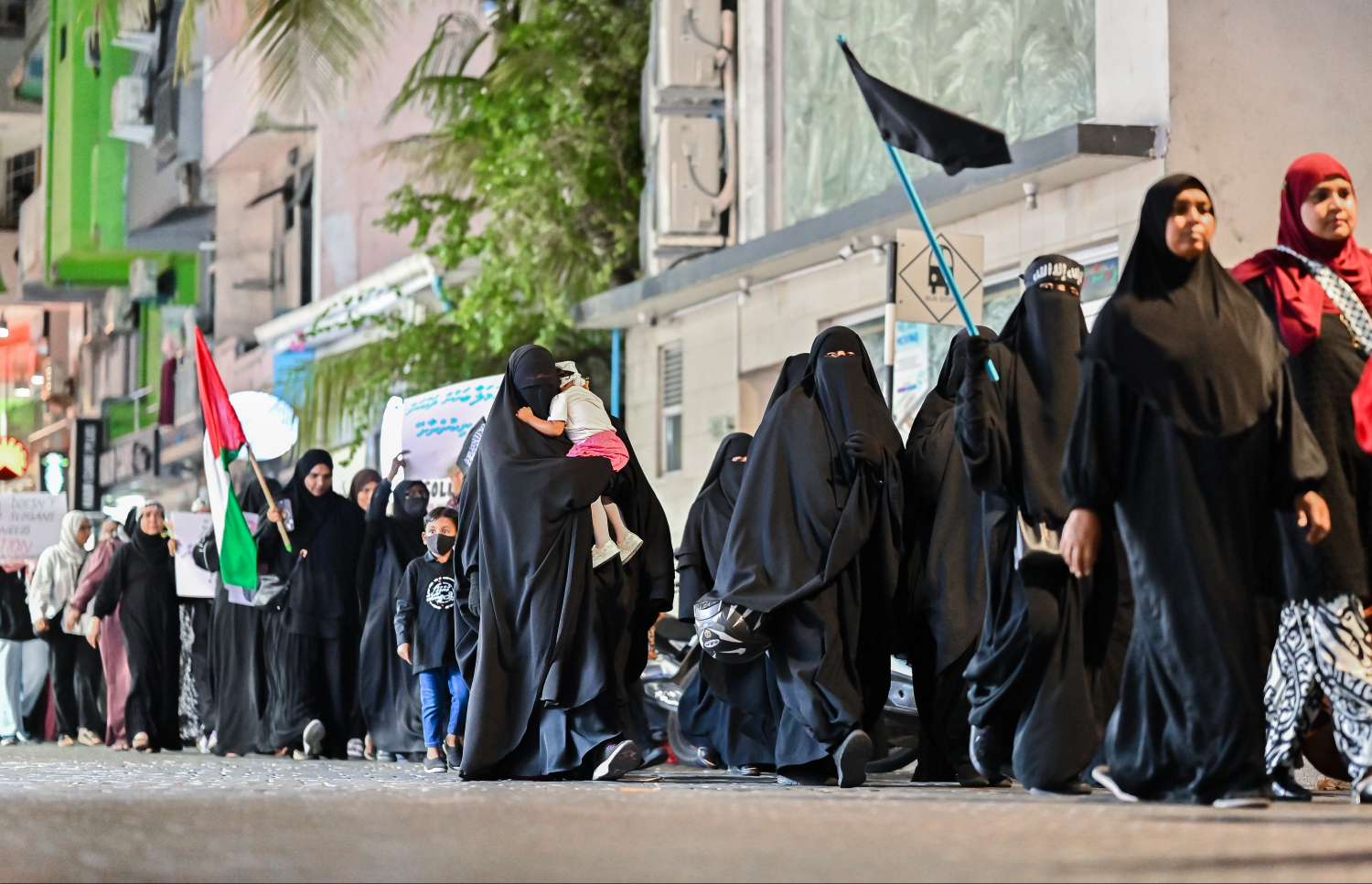 "އުންމަތް ފަލަސްތީނާ އެކު" ނަމުގައި މާލޭގައި ބޭއްވި ބޮޑު ހިނގާލުމުގައި ބައިވެރިވި ގިނަ އަދަދެއްގެ އަންހެނުންތަކެއް މަޖީދީ މަގުން ހިނގާފައި ދަނީ.--- ފޮޓޯ: ފަޔާޒު މޫސާ \ މިހާރު