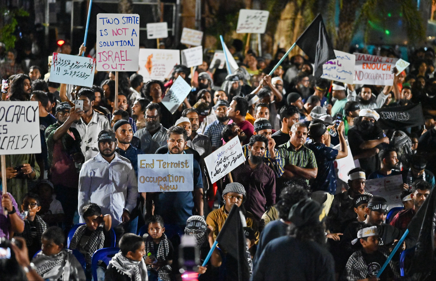 "އުންމަތް ފަލަސްތީނާ އެކު" ނަމުގައި މާލޭގައި ބޭއްވި ބޮޑު ހިނގާލުމަށް ފަހު، އާޓިފިޝަލް ބީޗުގައި ބޭއްވި ހަރަކާތުގައި އެ މީހުން ބައިވެރިވަނީ.--- ފޮޓޯ: ފަޔާޒު މޫސާ| މިހާރު