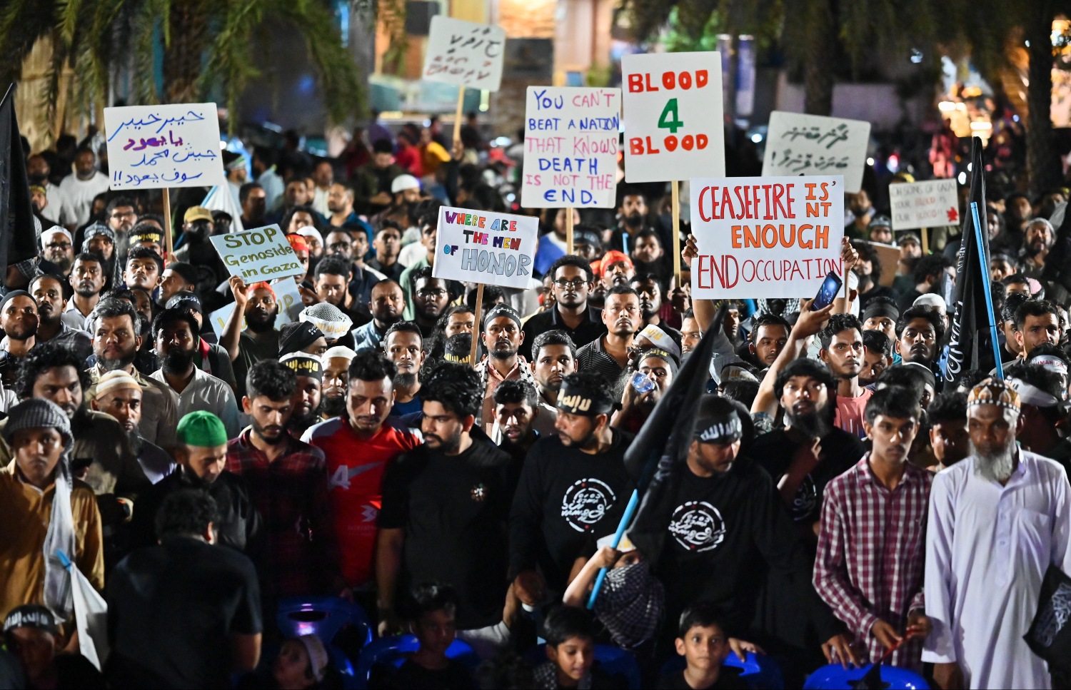 "އުންމަތް ފަލަސްތީނާ އެކު" ނަމުގައި މާލޭގައި ބޭއްވި ބޮޑު ހިނގާލުމަށް ފަހު، އާޓިފިޝަލް ބީޗުގައި ބޭއްވި ހަރަކާތުގައި އެ މީހުން ބައިވެރިވަނީ.--- ފޮޓޯ: ފަޔާޒު މޫސާ| މިހާރު