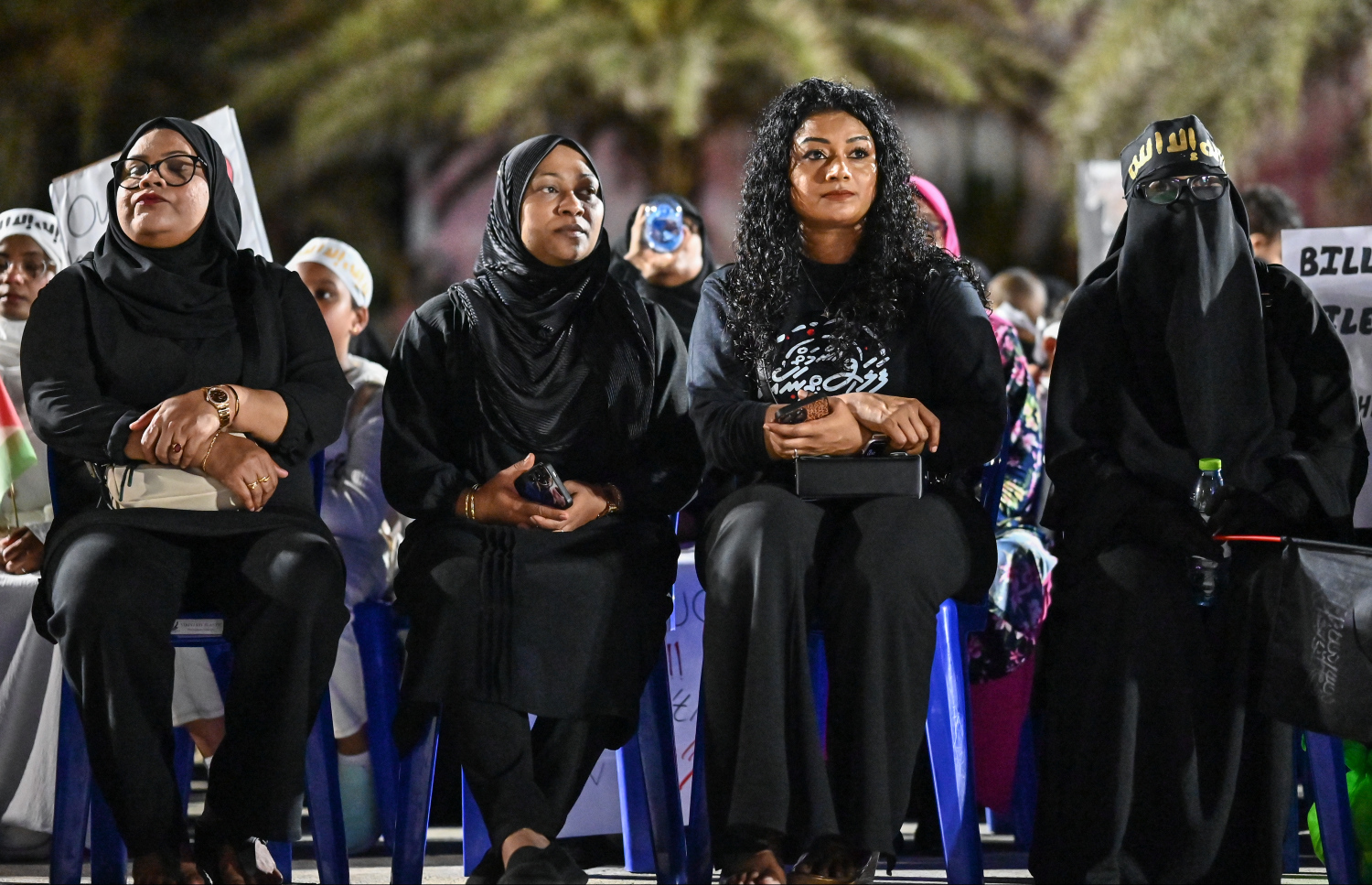 "އުންމަތް ފަލަސްތީނާ އެކު" ނަމުގައި މާލޭގައި ބޭއްވި ބޮޑު ހިނގާލުމަށް ފަހު، އާޓިފިޝަލް ބީޗުގައި ބޭއްވި ހަރަކާތުގައި ބައިވެރިވި ބައެއް މީހުން އިށީނދެލައިގެން.--- ފޮޓޯ: ފަޔާޒު މޫސާ| މިހާރު