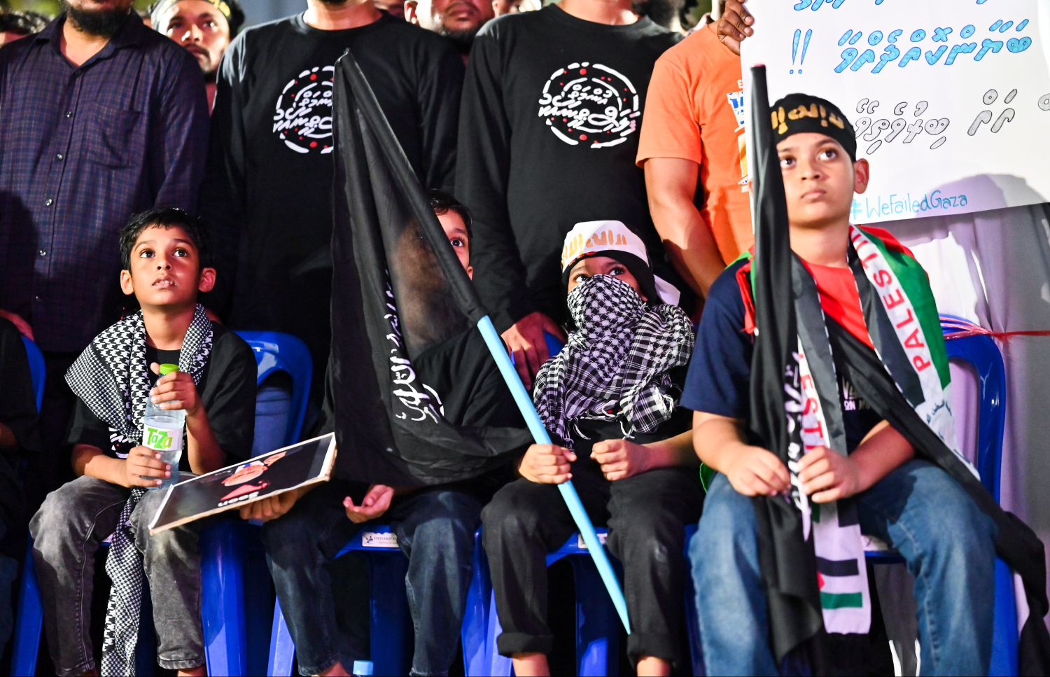 "އުންމަތް ފަލަސްތީނާ އެކު" ނަމުގައި މާލޭގައި ބޭއްވި ބޮޑު ހިނގާލުމަށް ފަހު، އާޓިފިޝަލް ބީޗުގައި ބޭއްވި ހަރަކާތުގައި ބައިވެރިވި ބައެއް ކުޑަކުދިން އިށީނދެލައިގެން.--- ފޮޓޯ: ފަޔާޒު މޫސާ| މިހާރު