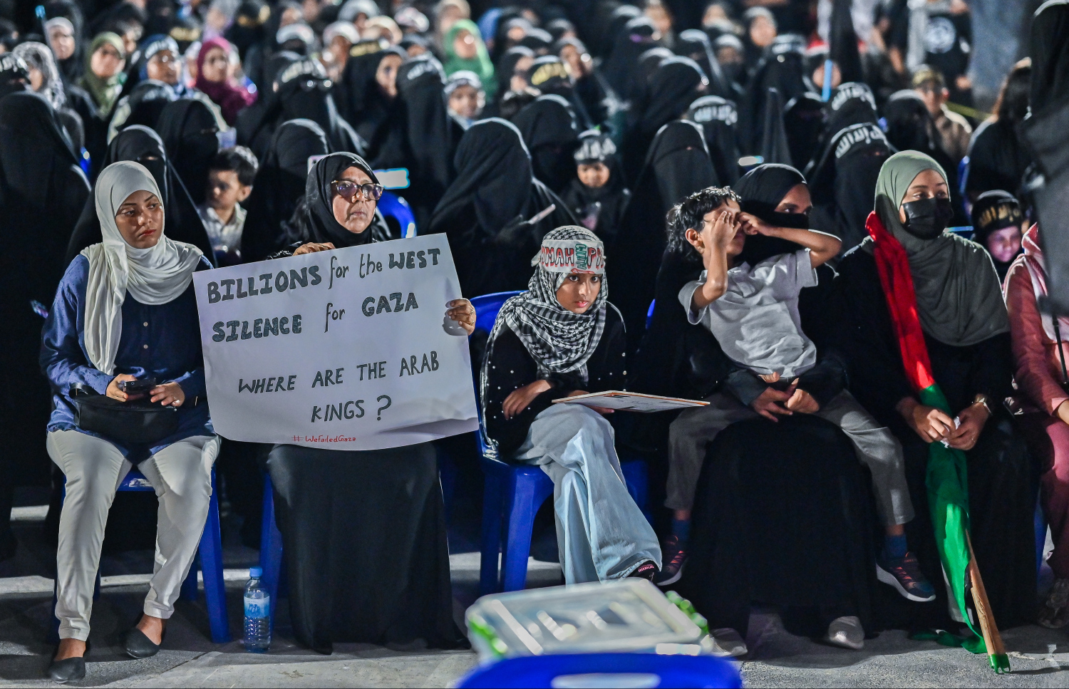 "އުންމަތް ފަލަސްތީނާ އެކު" ނަމުގައި މާލޭގައި ބޭއްވި ބޮޑު ހިނގާލުމަށް ފަހު، އާޓިފިޝަލް ބީޗުގައި ބޭއްވި ހަރަކާތުގައި ބައިވެރިވި މީހުން އިށީނދެލައިގެން.--- ފޮޓޯ: ފަޔާޒު މޫސާ \ މިހާރު