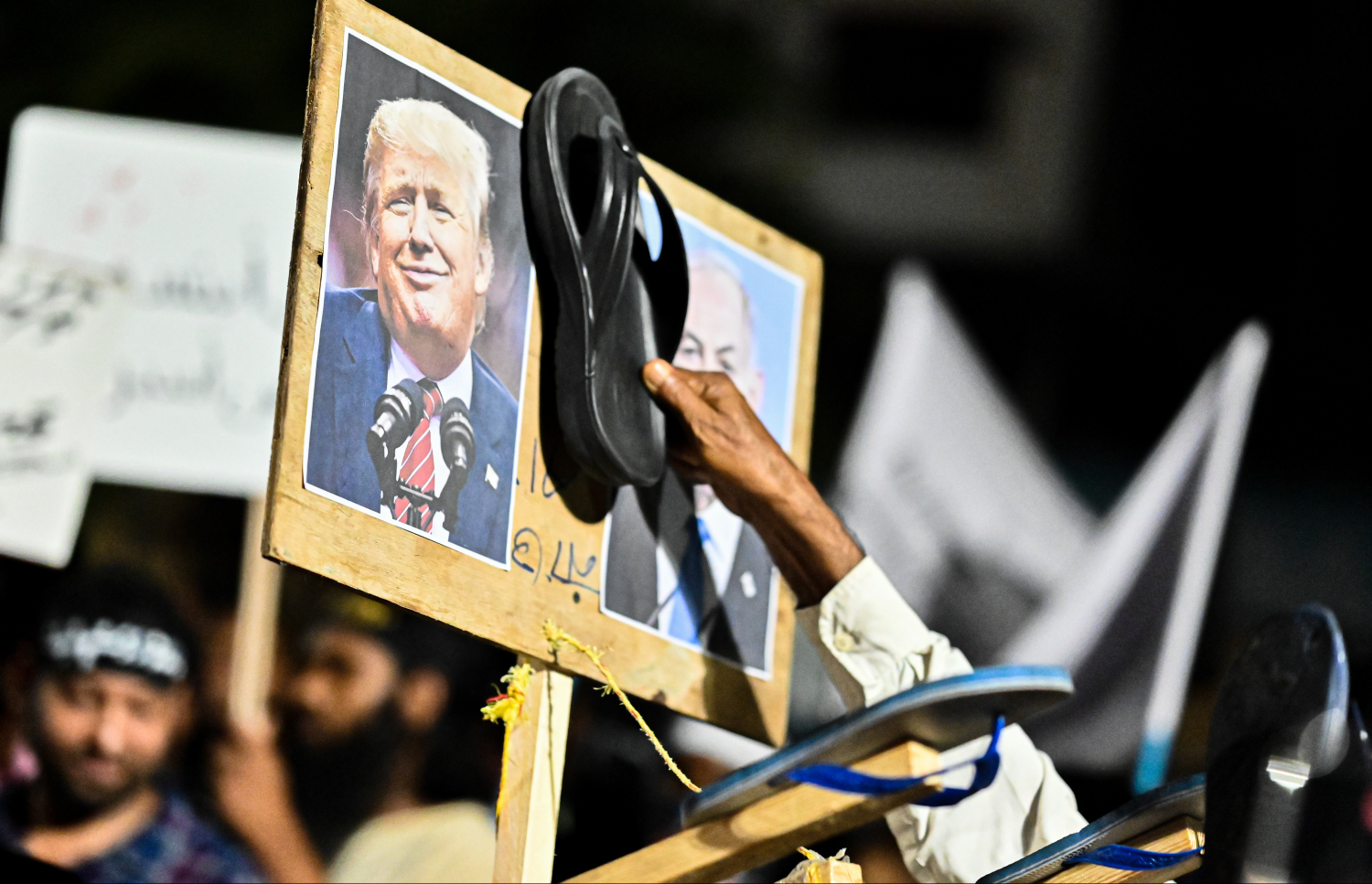 "އުންމަތް ފަލަސްތީނާ އެކު" ނަމުގައި މާލޭގައި ބޭއްވި ބޮޑު ހިނގާލުމަށް ފަހު، އާޓިފިޝަލް ބީޗުގައި ބޭއްވި ހަރަކާތުގައި ބަޔަކު އެމެރިކާގެ ރައީސް ޓްރަންޕާއި އިޒްރޭލުގެ ބޮޑުވަޒީރުގެ ނަތަންޔާހޫގެ ފޮޓޯގައި ފައިވާނުން ތަޅަނީ.--- ފޮޓޯ: ފަޔާޒު މޫސާ| މިހާރު