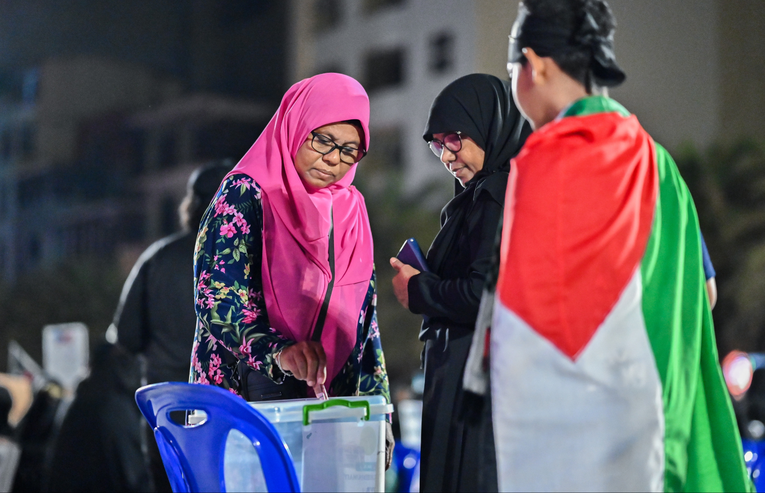 "އުންމަތް ފަލަސްތީނާ އެކު" ނަމުގައި މާލޭގައި ބޭއްވި ހިނގާލުމަށް ފަހު، އާޓިފިޝަލް ބީޗުގައި ބޭއްވި ހަރަކާތުގައި ފަލަސްތީން ރައްޔިތުންނަށް އެހީވުމަށް ބެހެއްޓި ފަންޑު ފޮއްޓަށް ބަޔަކު ފައިސާ ހަދިޔާކުރަނީ.--- ފޮޓޯ: ފަޔާޒު މޫސާ | މިހާރު