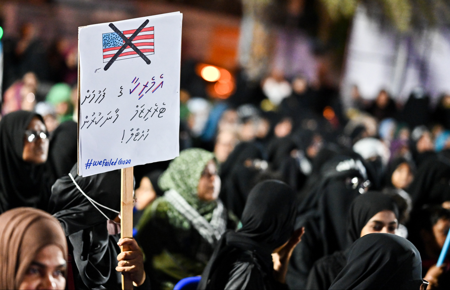 "އުންމަތް ފަލަސްތީނާ އެކު" ނަމުގައި މާލޭގައި ބޭއްވި ބޮޑު ހިނގާލުމަށް ފަހު އާޓިފިޝަލް ބީޗުގައި ބޭއްވި ހަރަކާތުގައި ޝުއޫރު ފާޅުކޮށް، ލިޔެފައިވާ ޕޯސްޓަރެއް ހިފައިގެން މީހަކު އެއްވުމުގައި ބައިވެރިވަނީ.--- ފޮޓޯ: ފަޔާޒު މޫސާ| މިހާރު