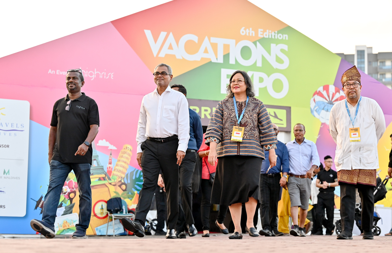 ވެކޭޝަންސް އެކްސްޕޯ 2025 ހުޅުވުމުގެ ރަސްމިއްޔާތުގައި ޓޫރިޒަމް އެންޑް އެންވަޔަރަމަންޓް މިނިސްޓަރު ތޯރިގު އިބްރާހިމް އާއި ހައިރައިސްގެ ބައެއް އިސްވެރިން ބައިވެރިވެވަޑައިގަންނަވަނީ.-- ފޮޓޯ: ނިޝާން އަލީ