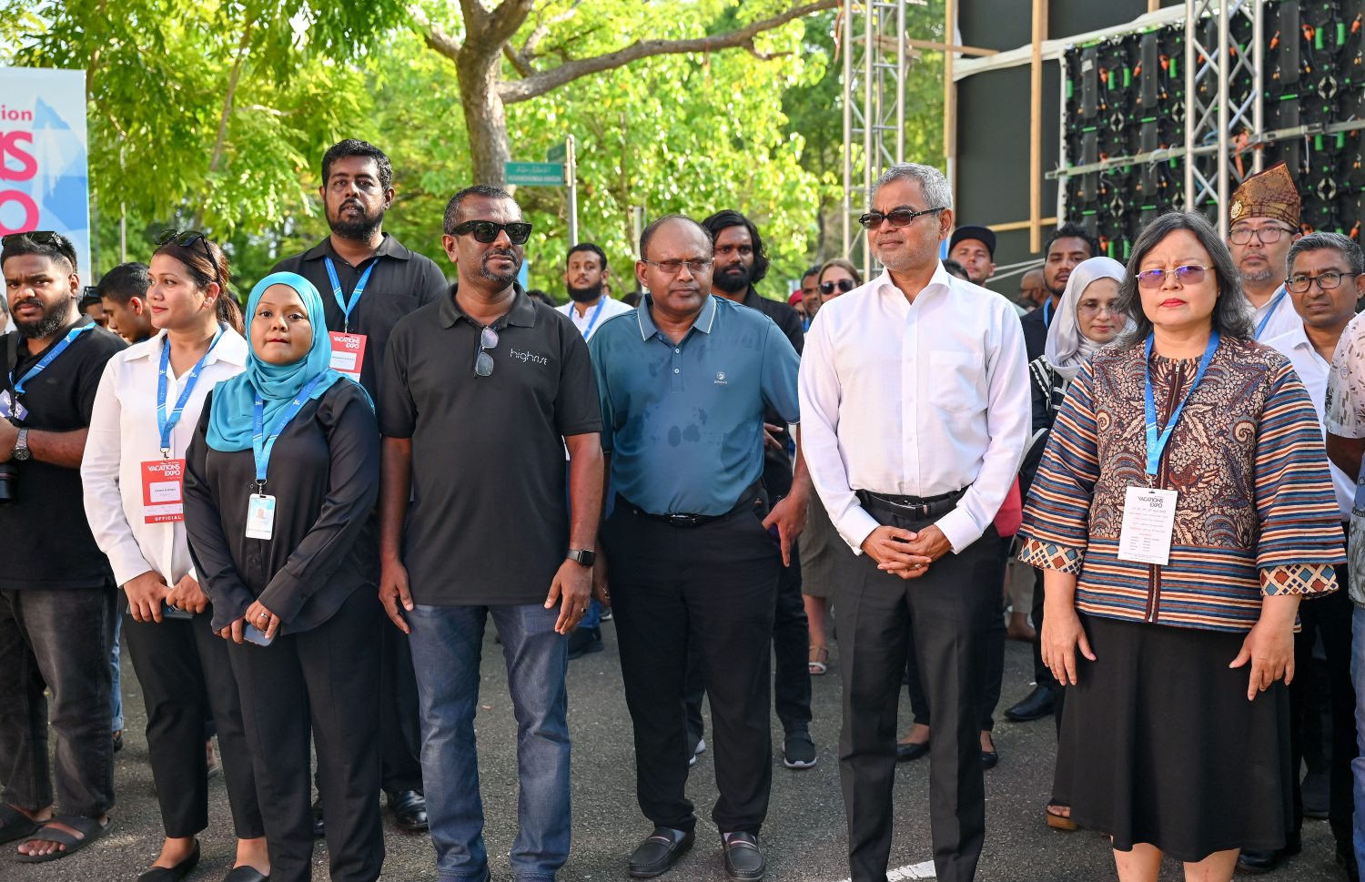 ވެކޭޝަންސް އެކްސްޕޯ 2025 ހުޅުވުމުގެ ރަސްމިއްޔާތުގައި ޓޫރިޒަމް އެންޑް އެންވަޔަރަމަންޓް މިނިސްޓަރު ތޯރިގު އިބްރާހިމް އާއި ހައިރައިސް ގެ ބައެއް އިސްވެރިން ބައިވެރިވެވަޑައިގަންނަވަނީ.-- ފޮޓޯ: ނިޝާން އަލީ