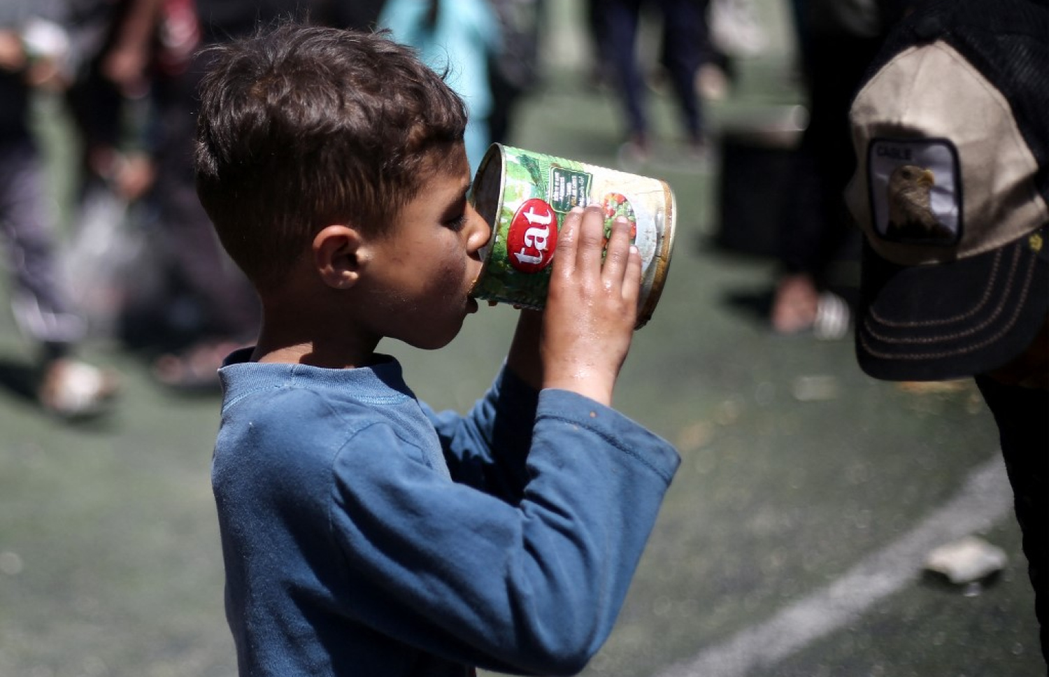 ފަލަސްތީނު ކުއްޖަކަށް، ކާނާ ބަހާ ތަނަކުން ލިބުނު އެތިކޮޅެއް ދަޅަކަށް އަޅައިގެން. -- ފޮޓޯ: އޭއެފްޕީ