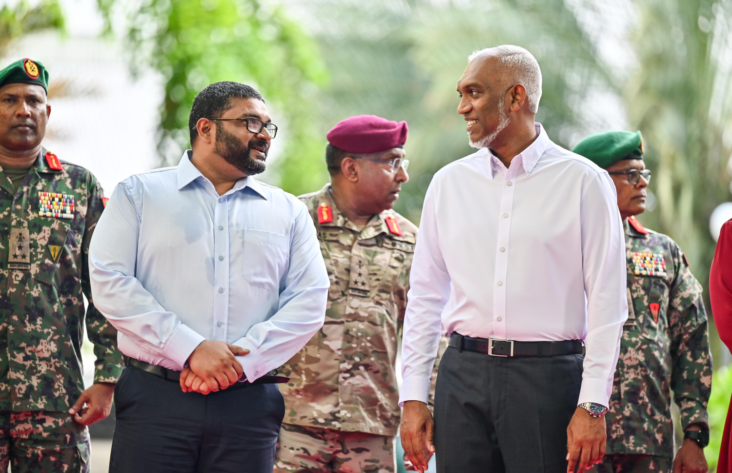 ސިފައިން 133 ވަނަ އަހަރީ ދުވަހުގެ މުނާސަބަތުގައި މިއަދު ހަވީރު މާލޭގައި ބޭއްވި ޕެރޭޑު ބައްލަވާލަން ވަޑައިގެން ރައީސް މުއިއްޒާއި ޑިފެންސް މިނިސްޓަރު ޣައްސާން ކަމަކާ މަޝްވަރާއެއް ކުރައްވަނީ.-- ފޮޓޯ: ފަޔާޒް މޫސާ | މިހާރު