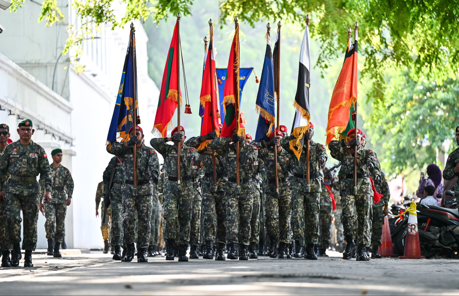 ސިފައިން 133 ވަނަ އަހަރީ ދުވަހުގެ މުނާސަބަތުގައި މިއަދު ބޭއްވި ޕްރޭޑުގެ ބައިވެރިން ސިފައިންގެ މައި މަރުކަޒުން ނުކުމެގެން އަންނަނީ.---ފޮޓޯ: ފަޔާޒު މޫސާ| މިހާރު