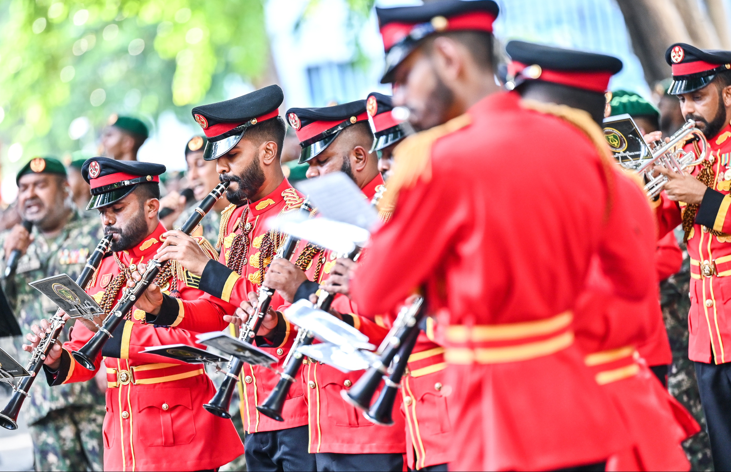 ސިފައިން 133 ވަނަ އަހަރީ ދުވަހުގެ މުނާސަބަތުގައި ބޭއްވި ޕެރޭޑުގައި ސިފައިންގެ ބްރާސް ބޭންޑުގައި މިއުޒިކް ކުޅެނީ.--- ފޮޓޯ: ފަޔާޒު މޫސާ | މިހާރު