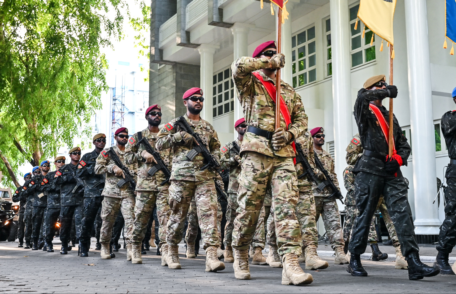 ސިފައިންގެ އަހަރީ ދުވަހުގެ މުނާސަބަތުގައި މާލޭގައި ބޭއްވި ޕެރޭޑްގައި ސިފައިންގެ އެކި ލަޝްކަރުތައް ބައިވެރިވަނީ.--- ފޮޓޯ: ފަޔާޒު މޫސާ | މިހާރު