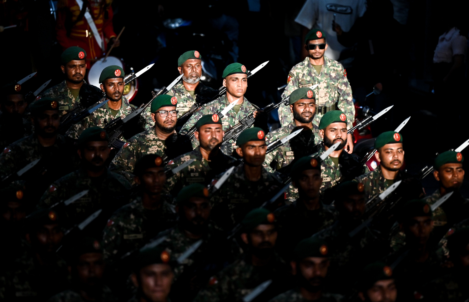 ސިފައިންގެ 133 ވަނަ އަހަރީ ދުވަހާ ގުޅިގެން މިއަދު ބޭއްވި ޕެރޭޑުގައި ބައިވެރިވި ބައެއް ސިފައިން.--- ފޮޓޯ: ފަޔާޒު މޫސާ | މިހާރު