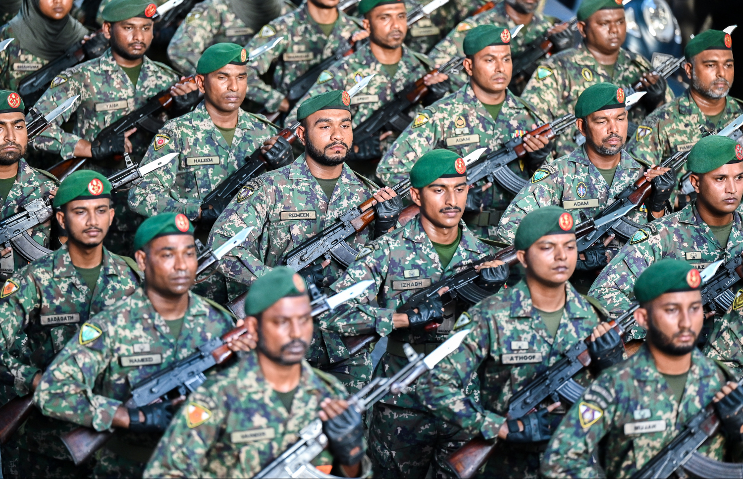 ދިވެހި ސިފައިންގެ 133 ވަނަ އަހަރީ ދުވަހާ ގުޅިގެން މިއަދު ބޭއްވި ސިފައިންގެ ޕެރޭޑުގައި ބައިވެރިވި ބައެއް ސިފައިން.--- ފޮޓޯ: ފަޔާޒު މޫސާ | މިހާރު