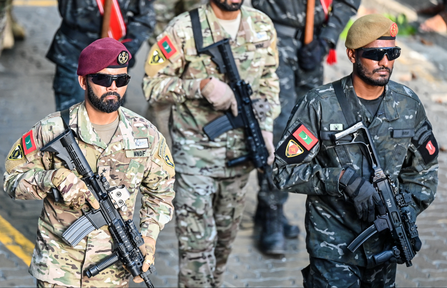 ސިފައިންގެ އަހަރީ ދުވަހުގެ މުނާސަބަތުގައި މާލޭގައި ބޭއްވި ޕެރޭޑްގައި ސިފައިންގެ އެކި ލަޝްކަރުތައް ބައިވެރިވަނީ.--- ފޮޓޯ: ފަޔާޒު މޫސާ | މިހާރު