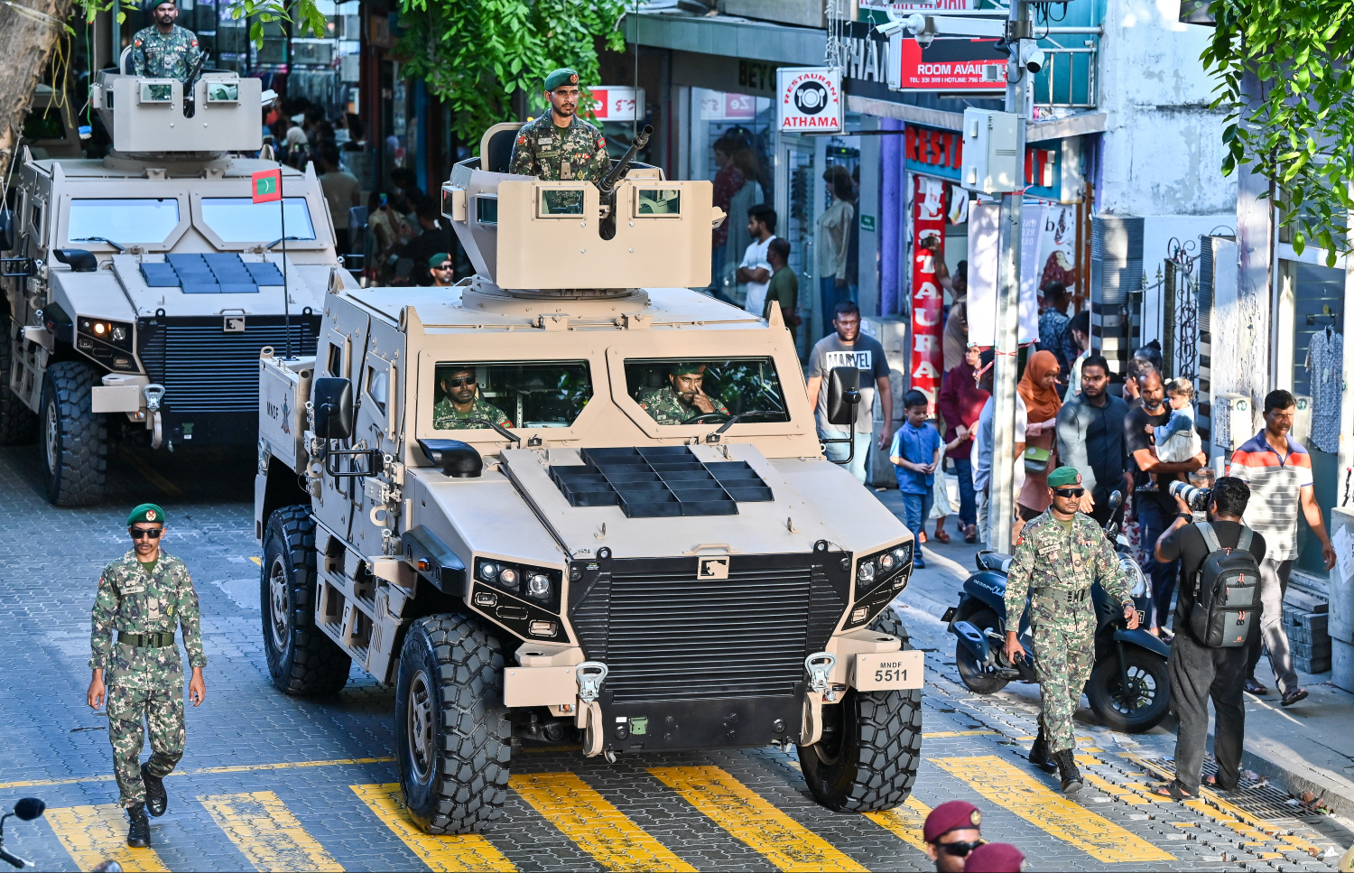 ދިވެހި އަސްކަރިއްޔާ އަލަށް ގެނައި އާމަޑް ވެހިކަލްތައް ސިފައިންގެ 133 ވަނަ އަހަރީ ދުވަހުގެ ޕެރޭޑުގައި ދައްކާލަނީ: މިފަދަ ކޮންމެ ޕެރޭޑެއްގައި ވެސް ސިފައިންގެ އާމަޑް ވެހިކަލްތައް ދައްކާލާ.---ފޮޓޯ: ފަޔާޒު މޫސާ| މިހާރު