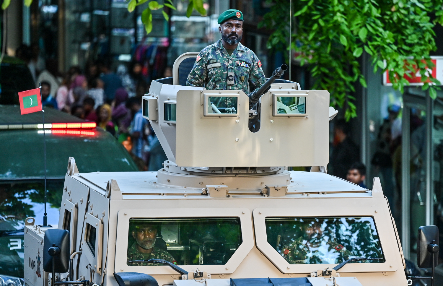 ދިވެހި އަސްކަރިއްޔާ އަލަށް ގެނައި އާމަޑް ވެހިކަލްތައް ސިފައިންގެ 133 ވަނަ އަހަރީ ދުވަހުގެ ޕެރޭޑުގައި ދައްކާލަނީ: މިފަދަ ކޮންމެ ޕެރޭޑެއްގައި ވެސް ސިފައިންގެ އާމަޑް ވެހިކަލްތައް ދައްކާލާ.---ފޮޓޯ: ފަޔާޒު މޫސާ| މިހާރު