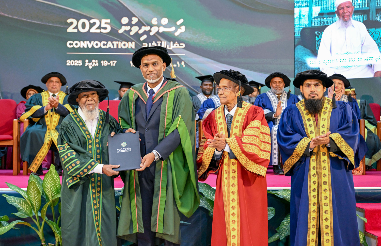 ޝައިހު އިސްމާއިލަށް އައިޔޫއެމްގެ ފުރަތަމަ އޮނަރަރީ ޑޮކްޓަރޭޓް ކަމުގެ ޝަރަފު ރައީސް މުއިއްޒު މިރޭ އަރުވާއިރު އަރިހުގައި އެ ޔުނިވާސިޓީގެ ޗާންސެލަރު ޑރ. ޒާހިރު ހުސައިނާއި ވައިސް ޗާންސެލަރު ޑރ. އަލީ ޒާހިރު.---ފޮޓޯ: ރައީސް އޮފީސް