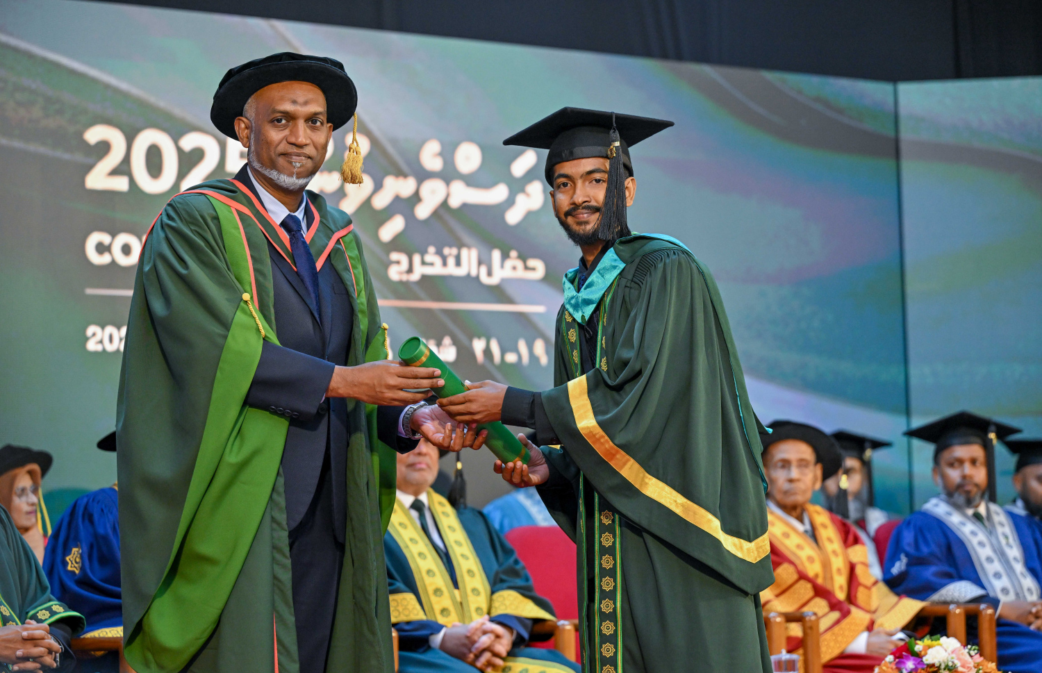 އައިޔޫއެމުން މި އަހަރު ގްރެޖުއޭޓުވި ދަރިވަރަކާ ރައީސް މުއިއްޒު ރޭ ސެޓްފިކެޓް ހަވާލު ކޮށްދެއްވަނީ.---ފޮޓޯ: ރައީސް އޮފީސް