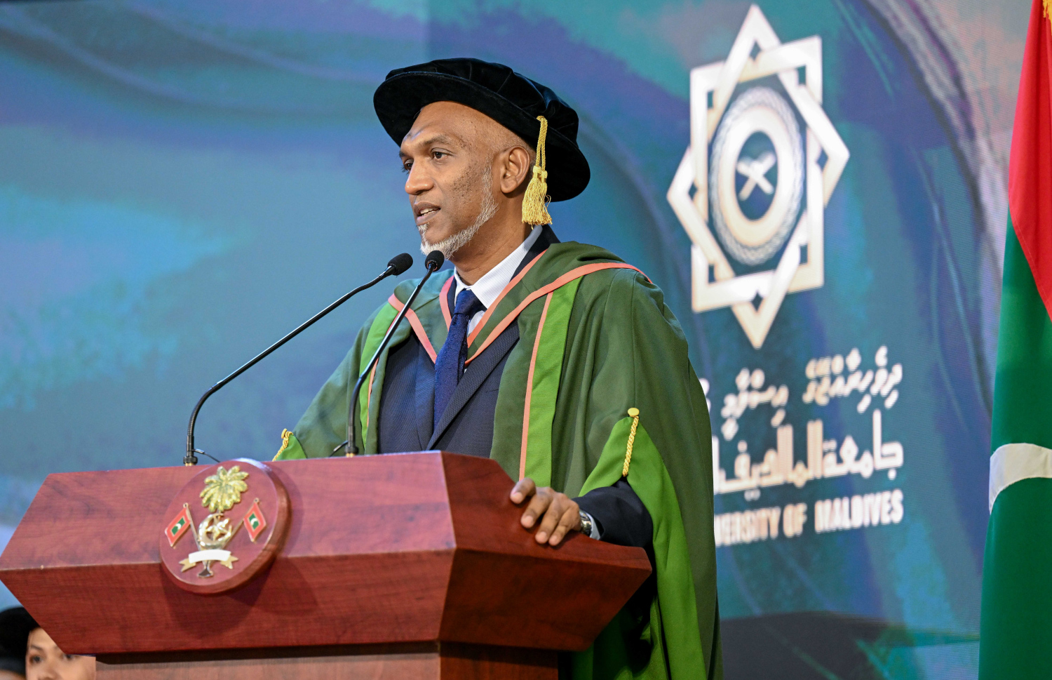 އައިޔޫއެމްގެ މި އަހަރުގެ ގްރެޖުއޭޝަން ހަފުލާގައި ރައީސް މުއިއްޒު ރޭ ވާހަކަފުޅު ދައްކަވަނީ.---ފޮޓޯ: ރައީސް އޮފީސް