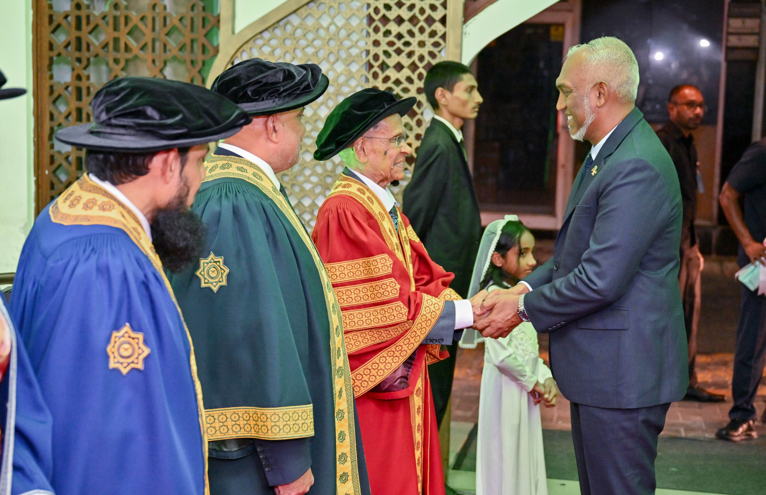 އައިޔޫއެމްގެ މި އަހަރުގެ ގްރެޖުއޭޝަން ހަފުލާ އަށް ރައީސް މުއިއްޒު ރޭ ވަޑައިގަތުމުން އެ ޔުނިވާސިޓީގެ ޗާންސެލަރު ޒާހިރު މަރުހަބާ ދަންނަވަނީ.---ފޮޓޯ: ރައީސް އޮފީސް