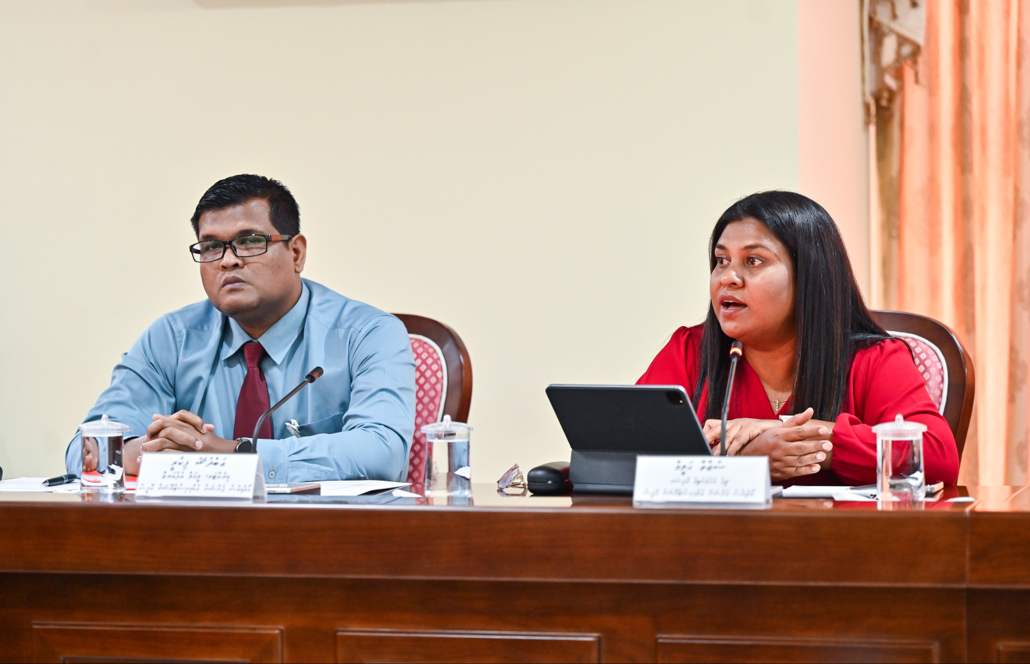 މާލިއްޔަތު ކޮމިޓީގެ މިއަދުގެ ބައްދަލުވުމުގައި ޕެންޝަން އޮފީހުގެ ސީއީއޯ ޝުޖާތާ ވާހަކަ ދައްކަވަނީ.---ފޮޓޯ: ފަޔާޒު މޫސާ| މިހާރު