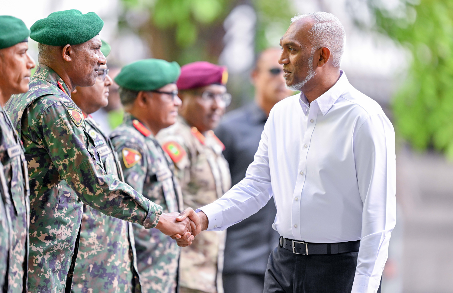 އެމްއެންޑީއެފްގެ އަހަރީ ދުވަސް ފާހަގަ ކުރުމަށް މި އަހަރު ބޭއްވު ޕެރޭޑު ބައްލަވާލެއްވުމަށް ރައީސް ޑރ. މުހައްމަދު މުއިއްޒު ވަޑައިގެން އެމްއެންޑީއެފް ބޭފުޅަކާ ސަލާމް ކުރައްވަނީ.-- ފޮޓޯ: ފަޔާޒް މޫސާ / މިހާރު