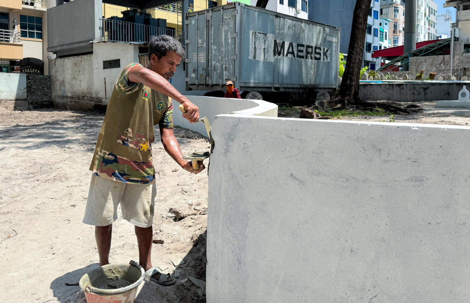 ސަހަރާގެ ފާރުގެ މަސައްކަތް ކުރަނީ-- ފޮޓޯ: ނިޝާން އަލީ | މިހާރު