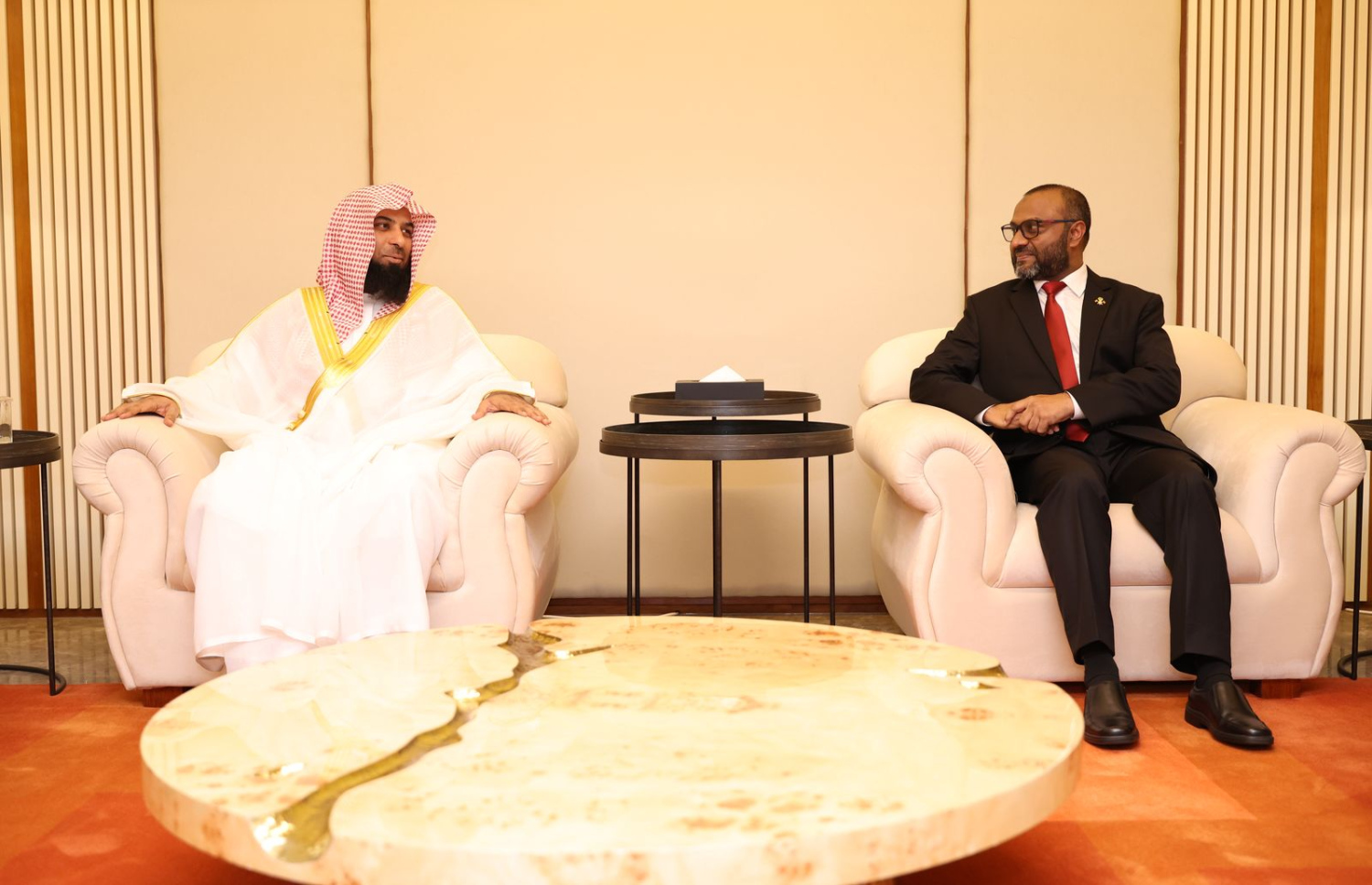 މަސްޖިދުއް ނަބަވީގެ އިމާމް ޑރ. ސަލާހުލްބުދައިރާއި އިސްލާމިކް މިނިސްޓަރު ޑރ. ޝަހީމް މިއަދު ވެލާނާ އެއާޕޯޓުގައި.---ފޮޓޯ: އިސްލާމިކް މިނިސްޓްރީ