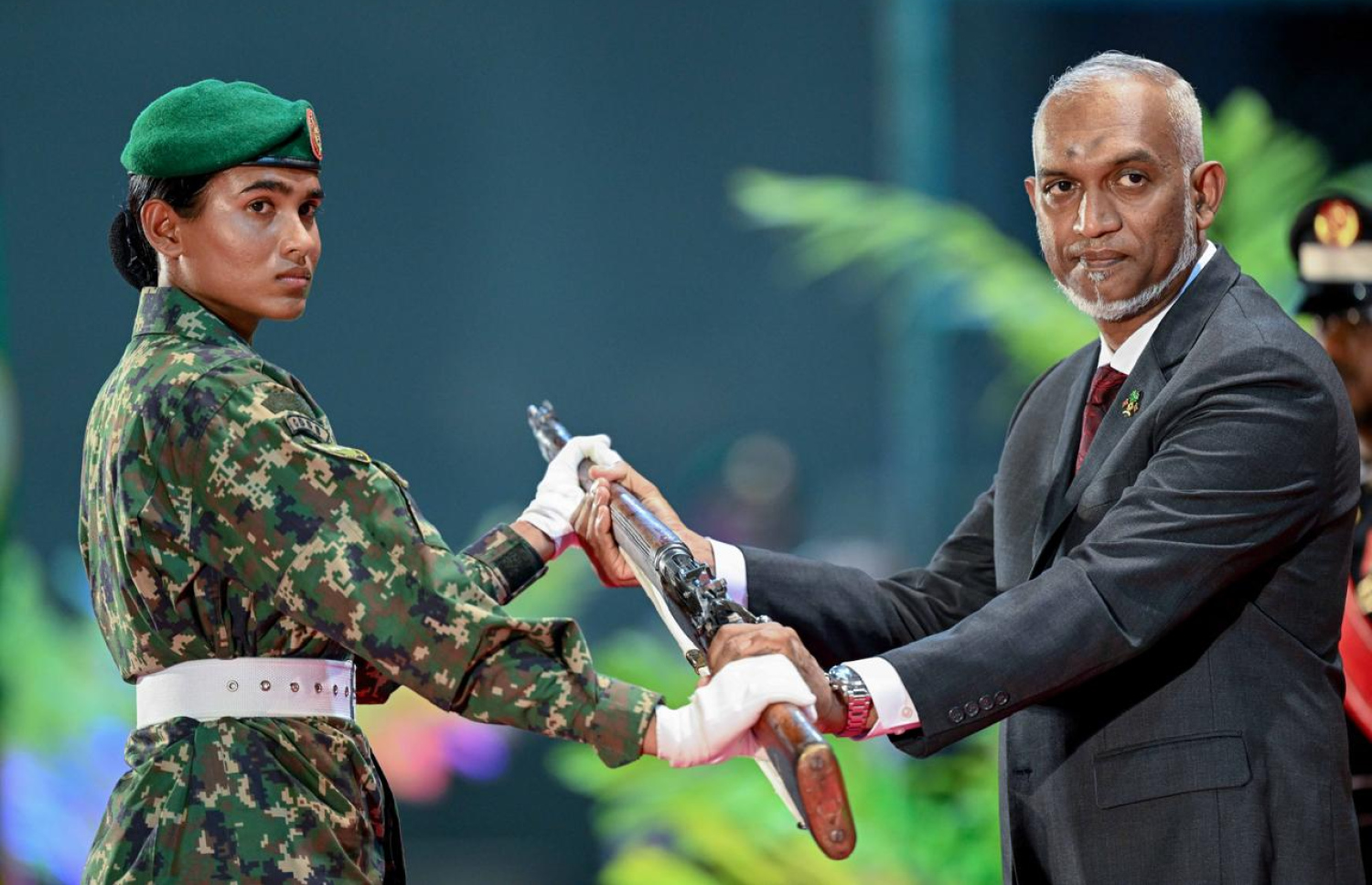 ސިފައިންގެ ހުވާ އަލަށް ކުރި ސިފައިންގެމީހަކާ ރައީސް މުއިއްޒު މިރޭ ބަޑި ހަވާލު ކޮށްދެއްވަނީ.---ފޮޓޯ: ރައީސް އޮފީސް