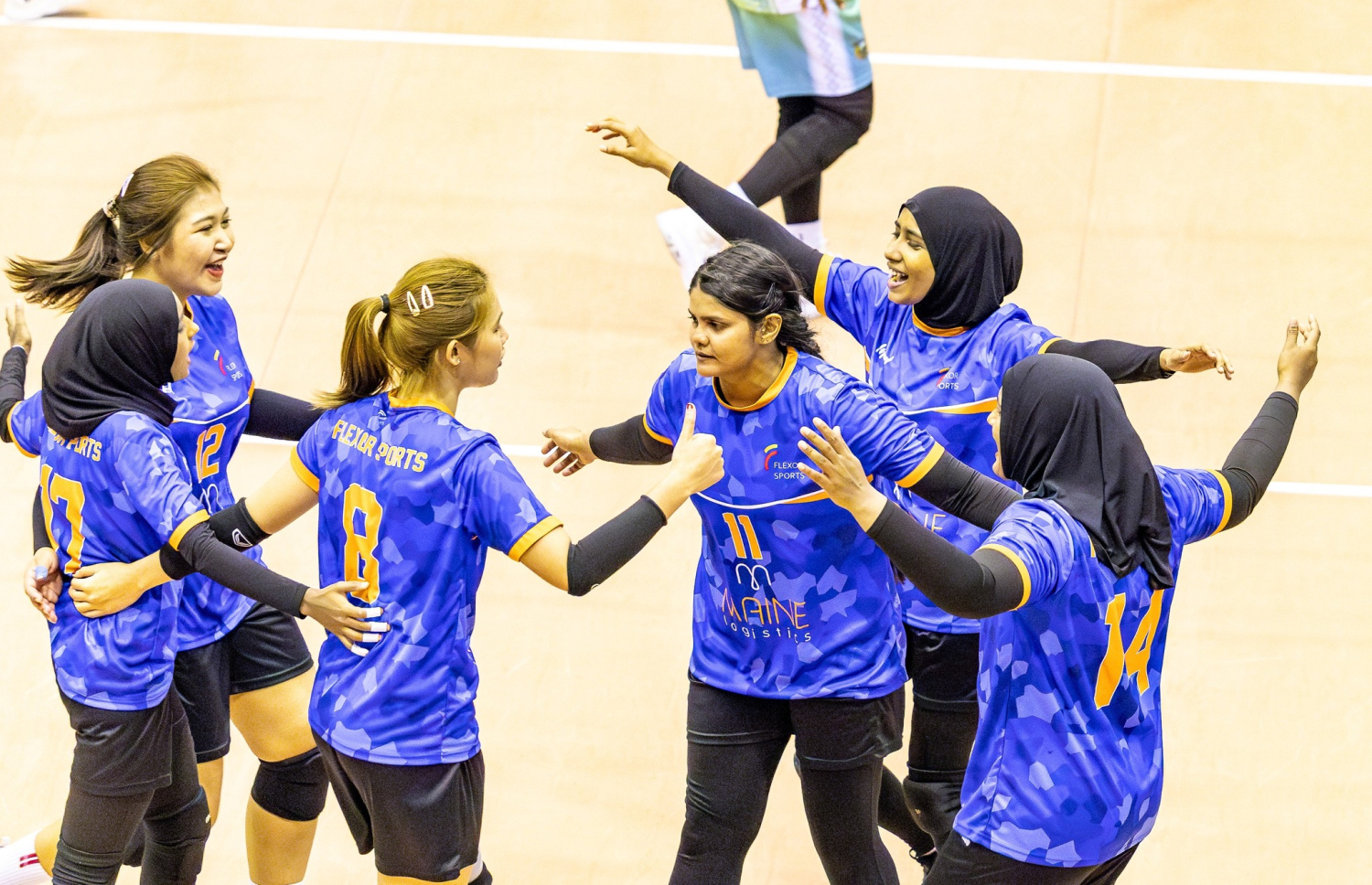 ވެމްކޯއާ ދެކޮޅަށް ކުޅުނު މެޗުގައި ފްލެކްސާގެ ކުޅުންތެރިން.-- ފޮޓޯ: ވީއޭއެމް