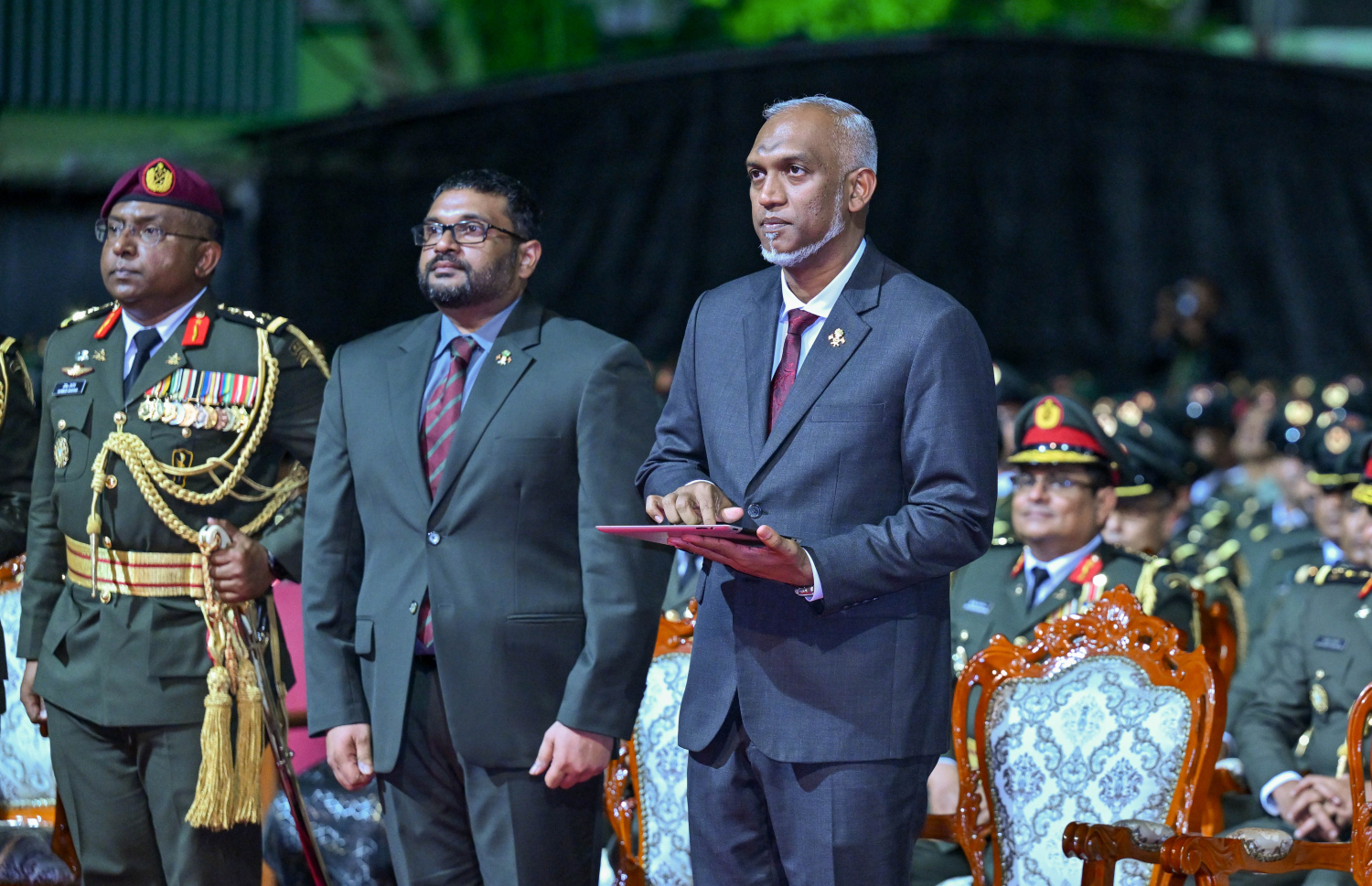 ސިފައިންނަށް އަލަށް ތަޢާރަފުކުރި ޝަރަފުގެ ނިޝާން "ހަށިހެޔޮކަމުގެ ކުލަ" ރަސްމީކޮށް ރައީސް މުއިއްޒު އިފްތިތާހު ކޮށްދެއްވަނީ.--- ފޮޓޯ: ރައީސް އޮފީސް