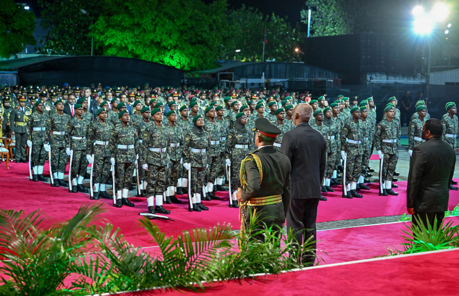 ސިފައިންގެ 133 ވަނަ އަހަރީ ދުވަހުގެ ޖަލްސާގައި އަލަށް އަސާސީ ތަމްރީން ކޯހުގެ ދަސްވެނިވި ސިފައިންނަށް ހުވާ ލައިދެއްވަނީ.--- ފޮޓޯ: ރައީސް އޮފީސް