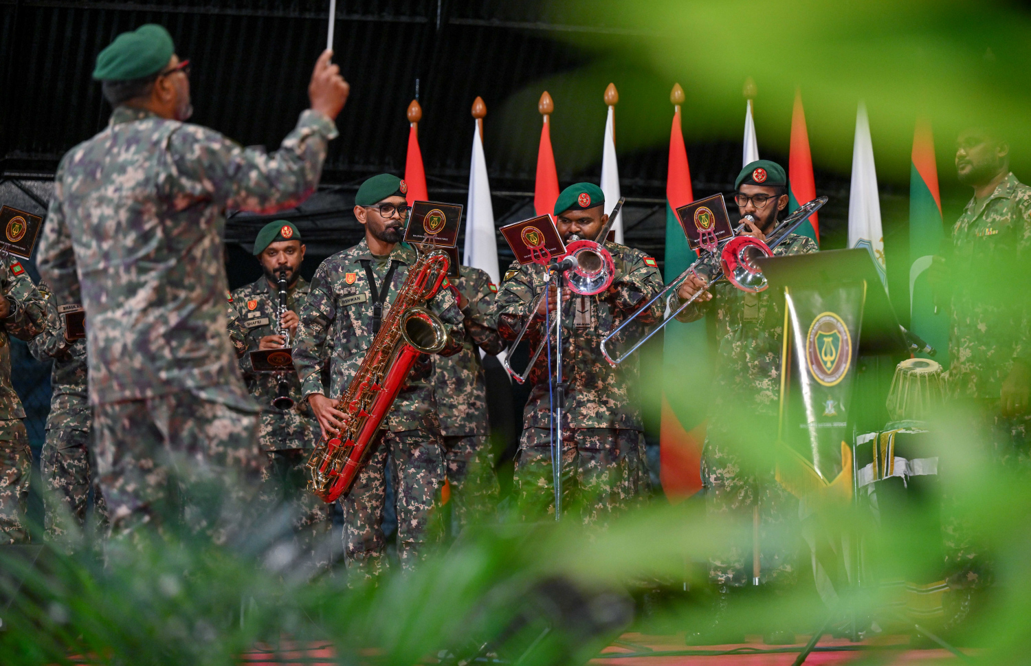 ސިފައިންގެ 133 ވަނަ އަހަރީ ދުވަހުގެ ޖަލްސާގައި ސިފައިންގެ ބްރާސް ބޭންޑުގައި މިއުޒިކް ކުޅެނީ.--- ފޮޓޯ: ރައީސް އޮފީސް