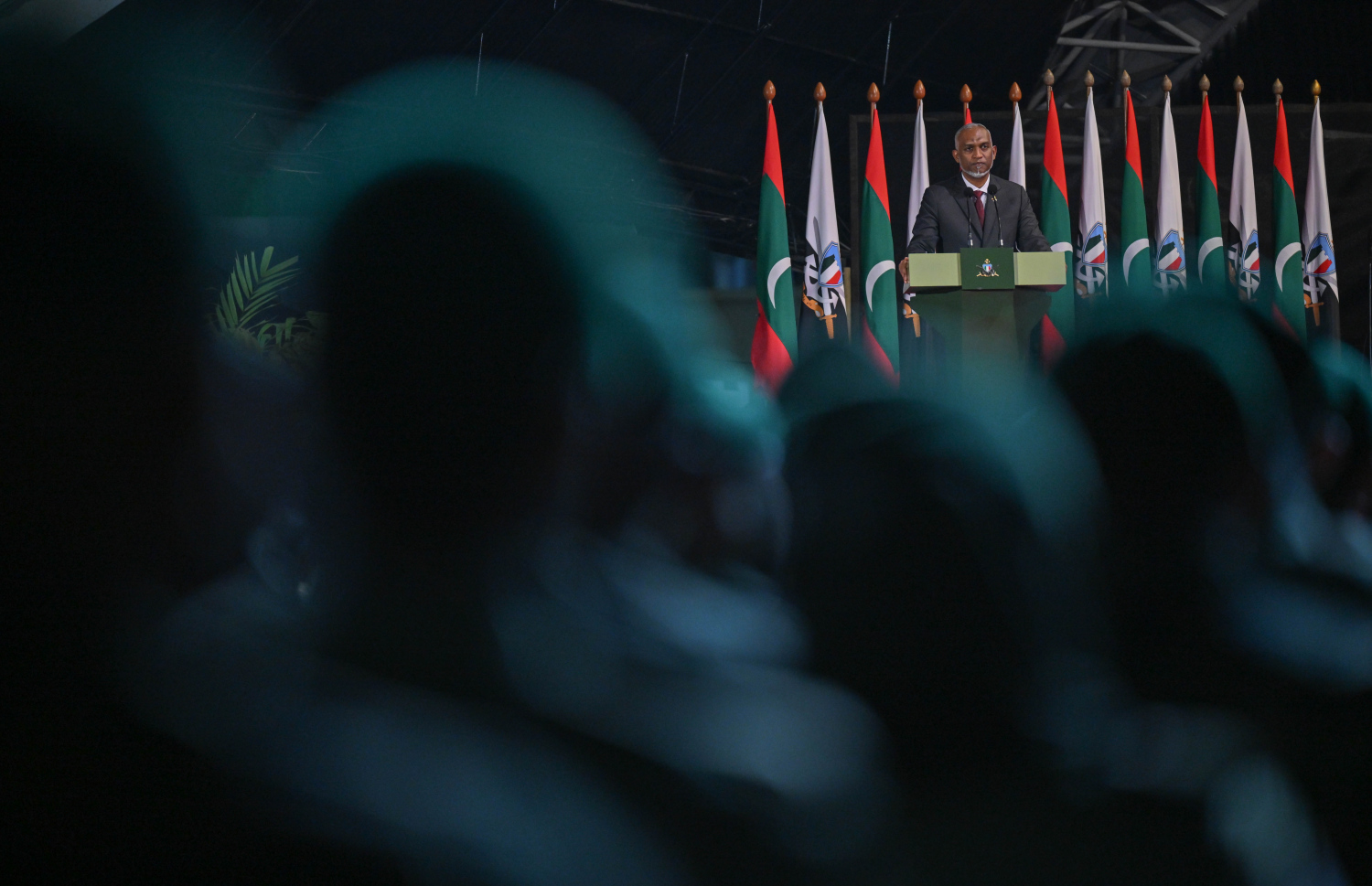 ސިފައިންގެ 133 ވަނަ އަހަރީ ދުވަހުގެ ޖަލްސާގައި ރައީސް އަދި ސިފައިންގެ އެންމެ މަތީވެރިޔާ މުހައްމަދު މުއިއްޒު ވާހަކަފުޅު ދައްކަވަނީ: ދިވެހި ސިފައިންގެ އެއާ ފޯސް އާއި ނޭވީ އަދި އާމީއެއް އުފައްދާނެ ކަމަށް ރައީސް ވިދާޅުވި.--- ފޮޓޯ: ރައީސް އޮފީސް