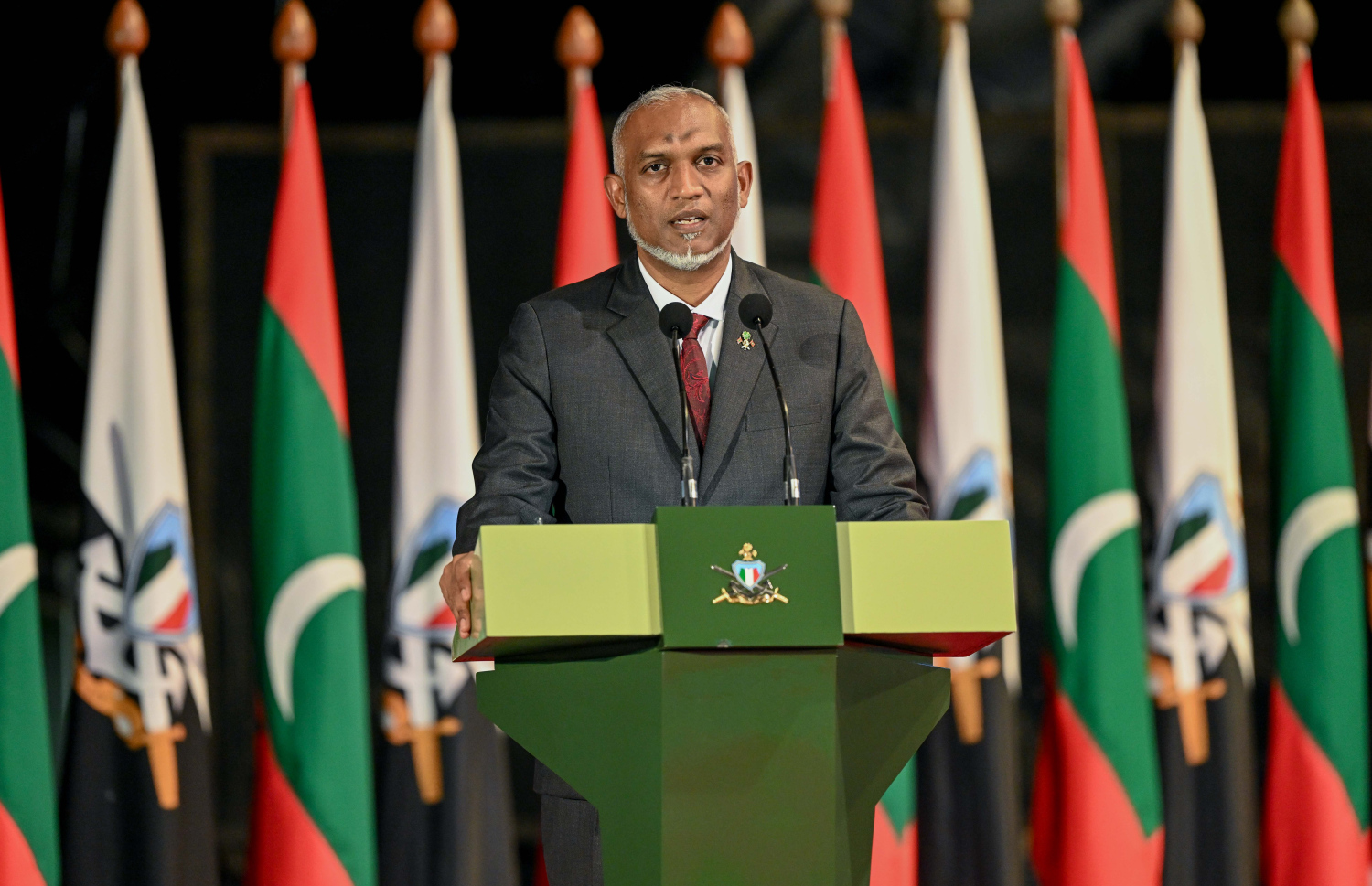 ސިފައިންގެ 133 ވަނަ އަހަރީ ދުވަހުގެ ޖަލްސާގައި ރައީސް އަދި ސިފައިންގެ އެންމެ މަތީވެރިޔާ މުހައްމަދު މުއިއްޒު ވާހަކަފުޅު ދައްކަވަނީ: ދިވެހި ސިފައިންގެ އެއާ ފޯސް އާއި ނޭވީ އަދި އާމީއެއް އުފައްދާނެ ކަމަށް ރައީސް ވިދާޅުވި.--- ފޮޓޯ: ރައީސް އޮފީސް