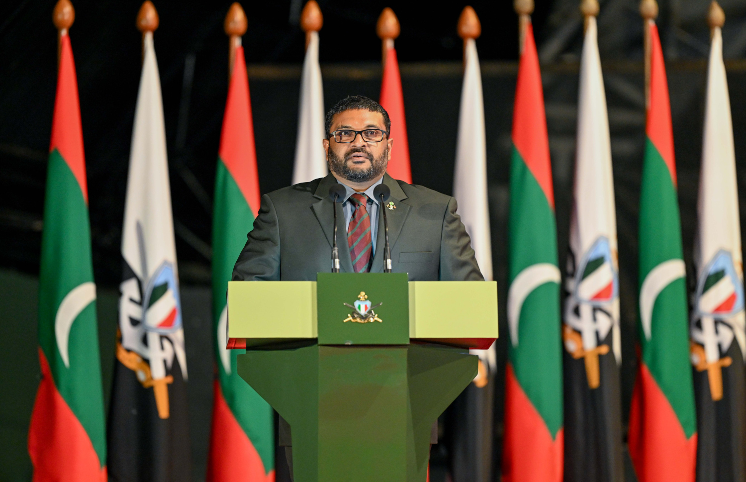 ސިފައިންގެ 133 ވަނަ އަހަރީ ދުވަހުގެ ޖަލްސާގައި ޑިފެންސް މިނިސްޓަރު ޣައްސާން މައުމޫން ވާހަކަ ދައްކަވަނީ.-- ފޮޓޯ: ރައީސް އޮފީސް