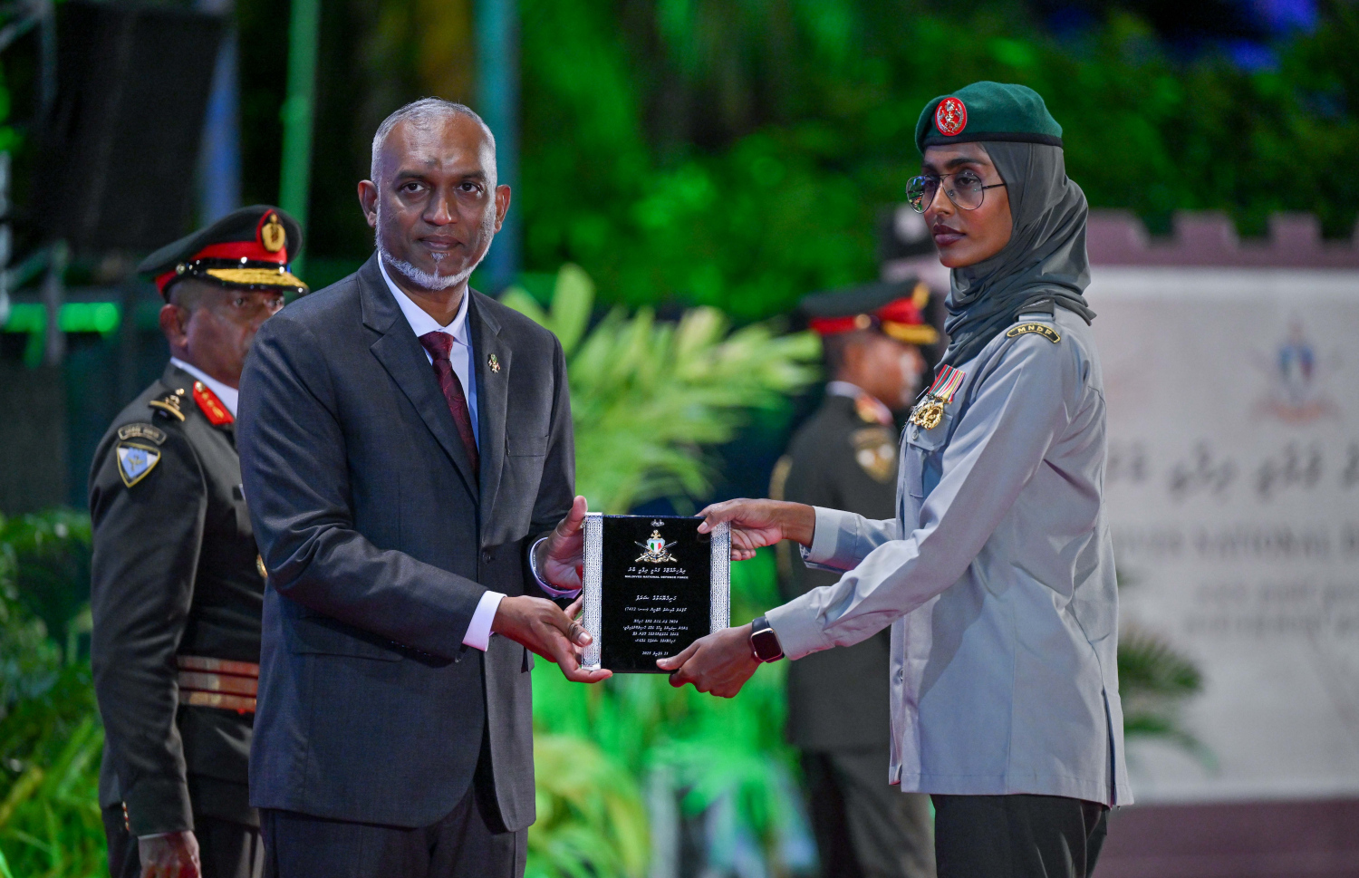 ސިފައިންގެ އަހަރީ ޖަލްސާގައި، އަހަރުގެ އެންމެ ހަށިހެޔޮ އަންހެން ސިފައިންގެ މީހާ އަށް ރައީސް މުއިއްޒު މެޑަލް ދެއްވަނީ.--- ފޮޓޯ: ރައީސް އޮފީސް