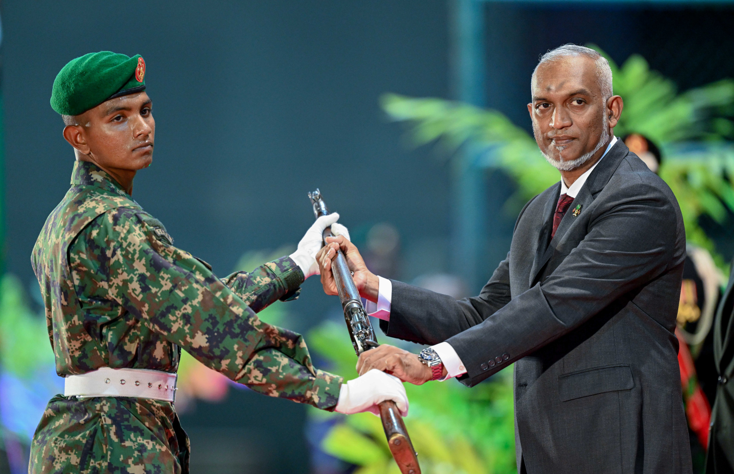 ސިފައިންގެ މީހެއްގެ ތަމްރީން އަލަށް ފުރިހަމަކުރި އަންހެން ސިފައިންގެ މީހަކާ ރައީސް މުއިއްޒު ބަޑި ހަވާލު ކޮށްދެއްވަނީ.---ފޮޓޯ: ރައީސް އޮފީސް