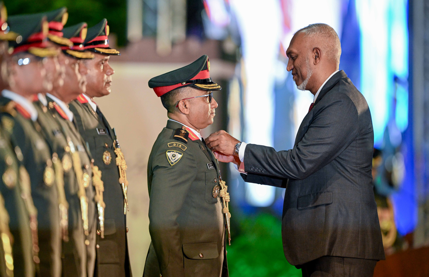 ސިފައިންގެ އަހަރީ ދުވަހުގެ ޖަލްސާގައި ރައީސުލްޖުމްހޫރިއްޔާގެ މެޑެލް ހާސިލުކުރި ސިފައިންނަށް ރައީސް މުއިއްޒު މެޑަލް ދެއްވަނީ.--- ފޮޓޯ: ރައީސް އޮފީސް