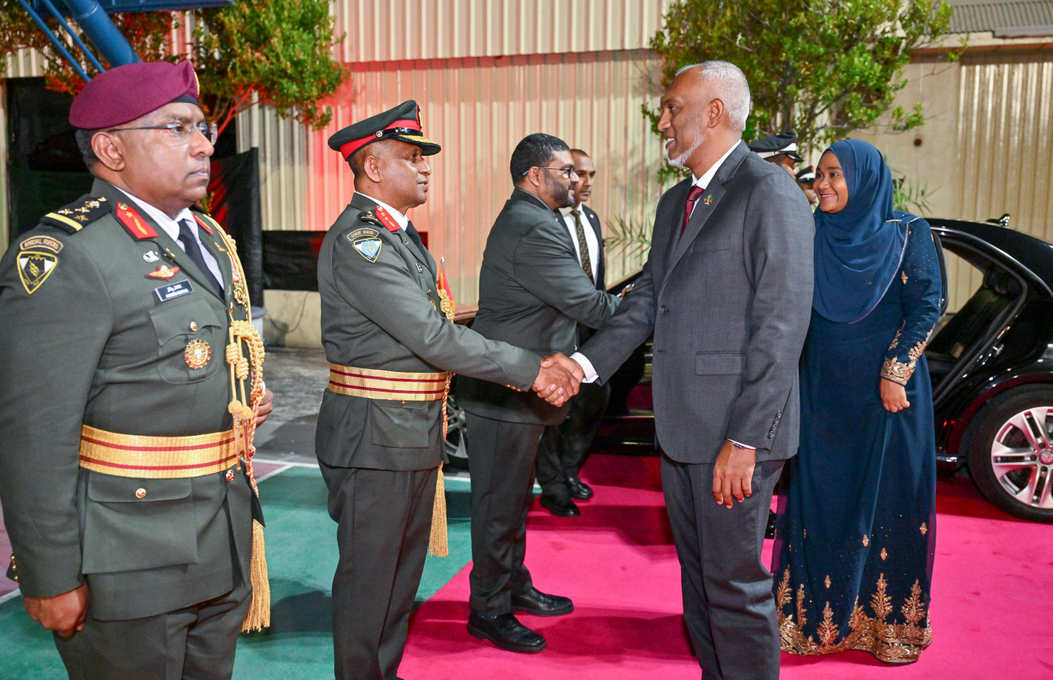 ސިފައިންގެ 133 ވަނަ އަހަރީ ދުވަހުގެ ޖަލްސާއަށް ރައީސް މުއިއްޒު ވަޑައިގަތުމުން ޗީފް އޮފް ޑިފެންސް ފޯސް އިބްރާހިމް ހިލްމީ މަރުހަބާ ދަންނަވަނީ.--- ފޮޓޯ: ރައީސް އޮފީސް