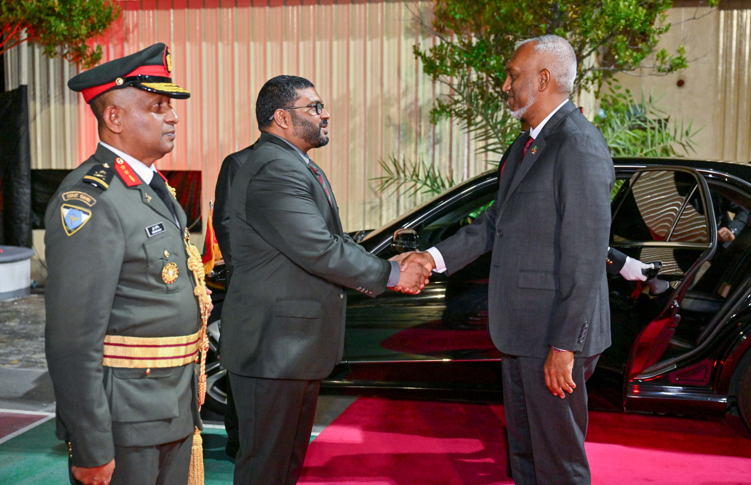 ސިފައިންގެ 133 ވަނަ އަހަރީ ދުވަހުގެ ޖަލްސާ އަށް ރައީސް މުއިއްޒު ވަޑައިގަތުމުން ޑިފެންސް މިނިސްޓަރު ޣައްސާން މައުމޫން މަރުހަބާ ދަންނަވަނީ.--- ފޮޓޯ: ރައީސް އޮފީސް