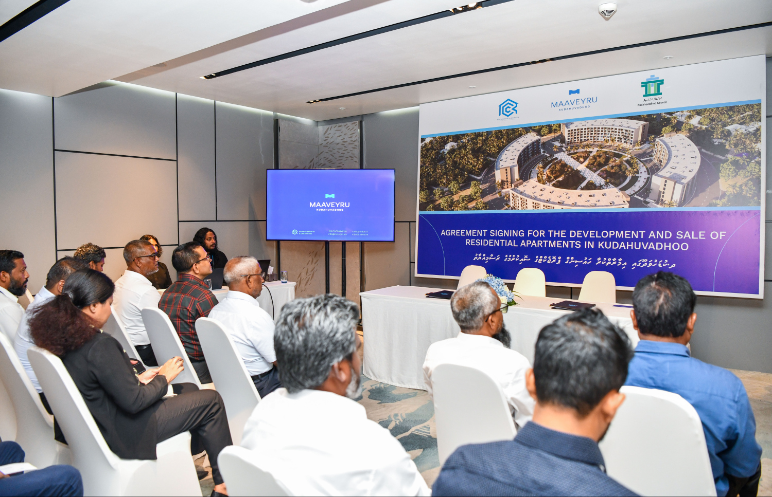 ކުޑަހުވަދޫގައި އާރުސީސީން އިމާރާތްކޮށް ވިއްކާ ފްލެޓްތައް ހަދާ ބިން އެ ކުންފުންޏާ ހަވާލުކުރުމުގެ އެއްބަސްވުމުގައި ސޮއިކުރުމަށް މިއަދު ބޭއްވި ރަސްމިއްޔާތު.---ފޮޓޯ: ފަޔާޒު މޫސާ| މިހާރު