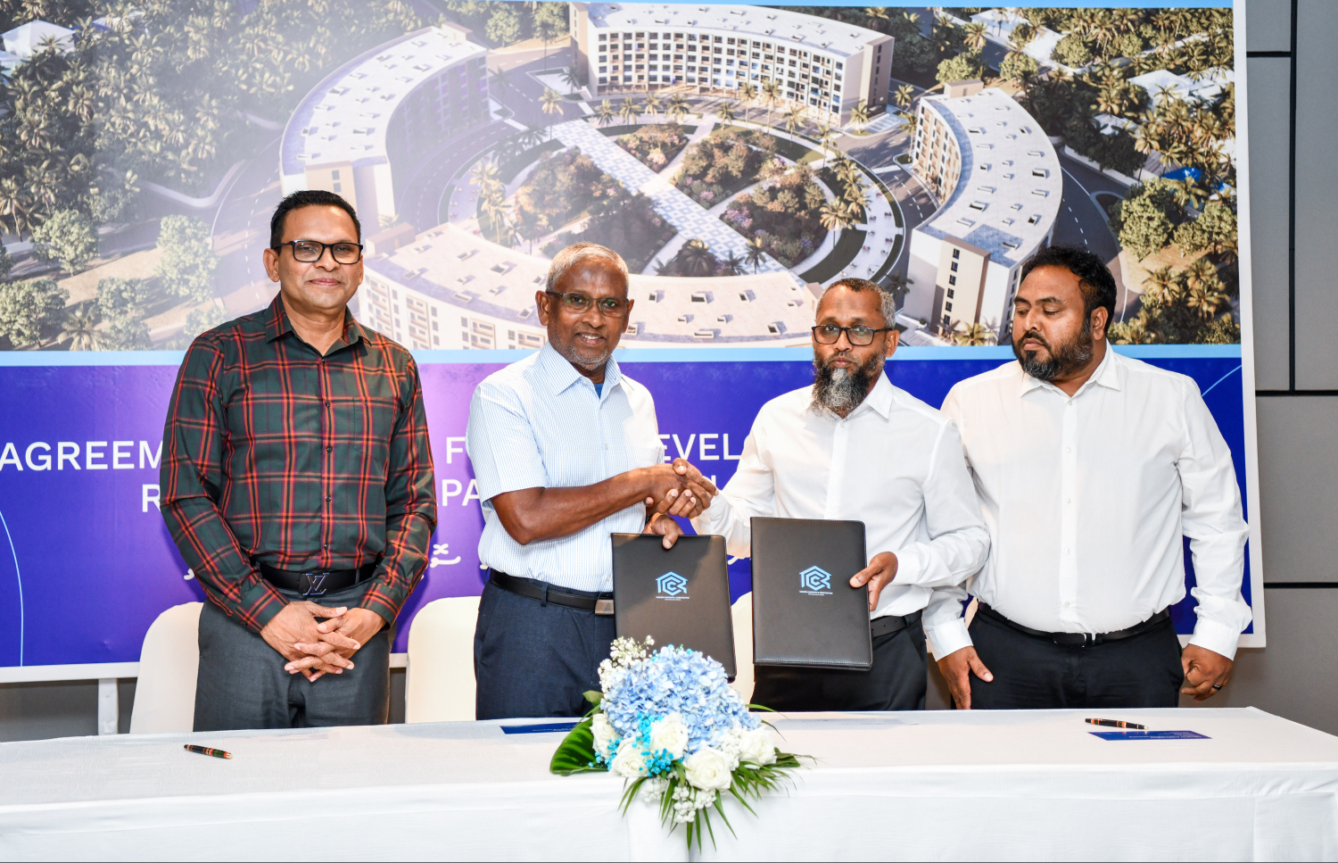 ކުޑަހުވަދޫގައި އާރުސީސީން އިމާރާތްކޮށް ވިއްކާ ފްލެޓްތައް ހަދާ ބިން އެ ކުންފުންޏާ ހަވާލުކުރުމުގެ އެއްބަސްވުމުގައި މިދިޔަ މަހު ސޮއިކުރުމަށް ފަހު އާރުސީސީ އާއި ކައުންސިލްގެ އިސްވެރިން ފޮޓޯއަކަށް ހުއްޓިވަޑައިގެން.---ފޮޓޯ: ފަޔާޒު މޫސާ| މިހާރު