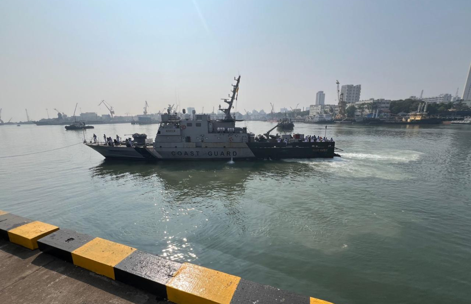 އެމްއެންޑީއެފްގެ މަނަވަރު "ހުރަވީ"ގެ މަރާމާތަށް ފަހު އެނބުރި ރާއްޖެ އައުމަށް މުމްބާއީގެ ނޭވަލް ޑޮކްޔާޑުން ފުރަނީ.-- ފޮޓޯ: އިންޑިއާގެ ނޭވީ