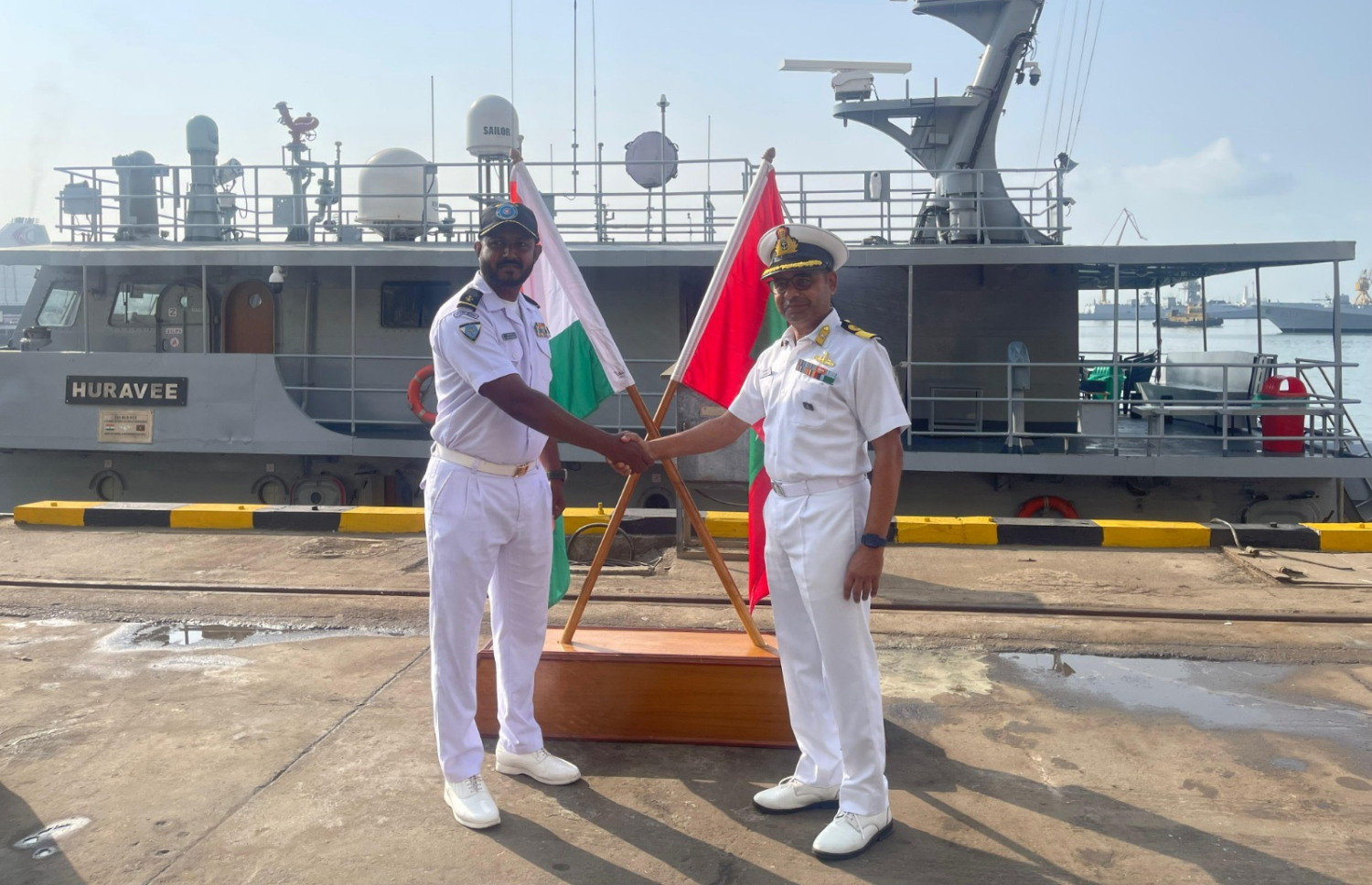 އެމްއެންޑީއެފްގެ މަނަވަރު "ހުރަވީ"ގެ މަރާމާތަށް ފަހު މުމްބާއީން ފުރުމުގެ ކުރިން ބޭއްވި ހަފުލާއެއް.-- ފޮޓޯ: އިންޑިއާގެ ނޭވީ