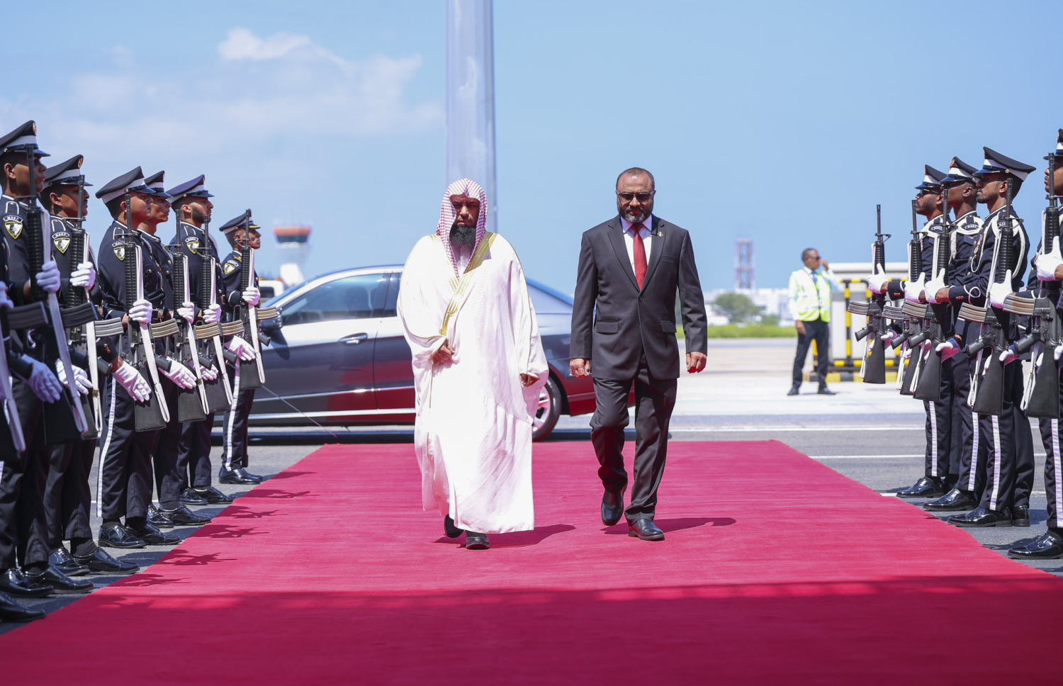 މަސްޖިދުއް ނަބަވީގެ އިމާމް ޑރ. ސަލާހުލްބުދައިރު ރާއްޖެ ވަޑައިގަތުމުން އިސްލާމިކް މިނިސްޓަރު ޑރ. މުހައްމަދު ޝަހީމް އަލީ ސައީދް އިމާމްއަށް ރަތް ދޫލައިގެ މަރްހަބާ ދަންނަވަނީ --- ފޮޓޯ/އިސްލާމިކް މިނިސްޓްރީ