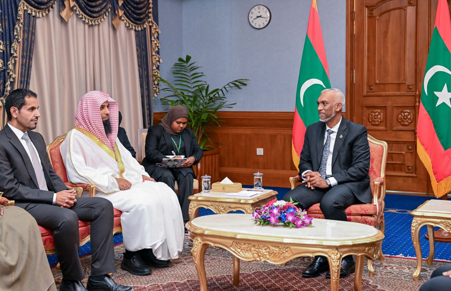 މަސްޖިދުއް ނަބަވީގެ އިމާމް ޑރ. ސަލާހުލްބުދައިރު ރައީސް ޑރ. މުހައްމަދު މުއިއްޒާ ބައްދަލު ކުރައްވަނީ: ފަސް ދުވަހުގެ މި ދަތުރުފުޅުގެ ތެރެއިން ހުކުރު ދުވަހު އިސްލާމީ މަރުކަޒުގައި އިމާމްވެ ހުކުރު ކުރައްވާނީ ވެސް ޑރ. ސަލާހުލްބުދައިރު --- ފޮޓޯ/އިސްލާމިކް މިނިސްޓްރީ